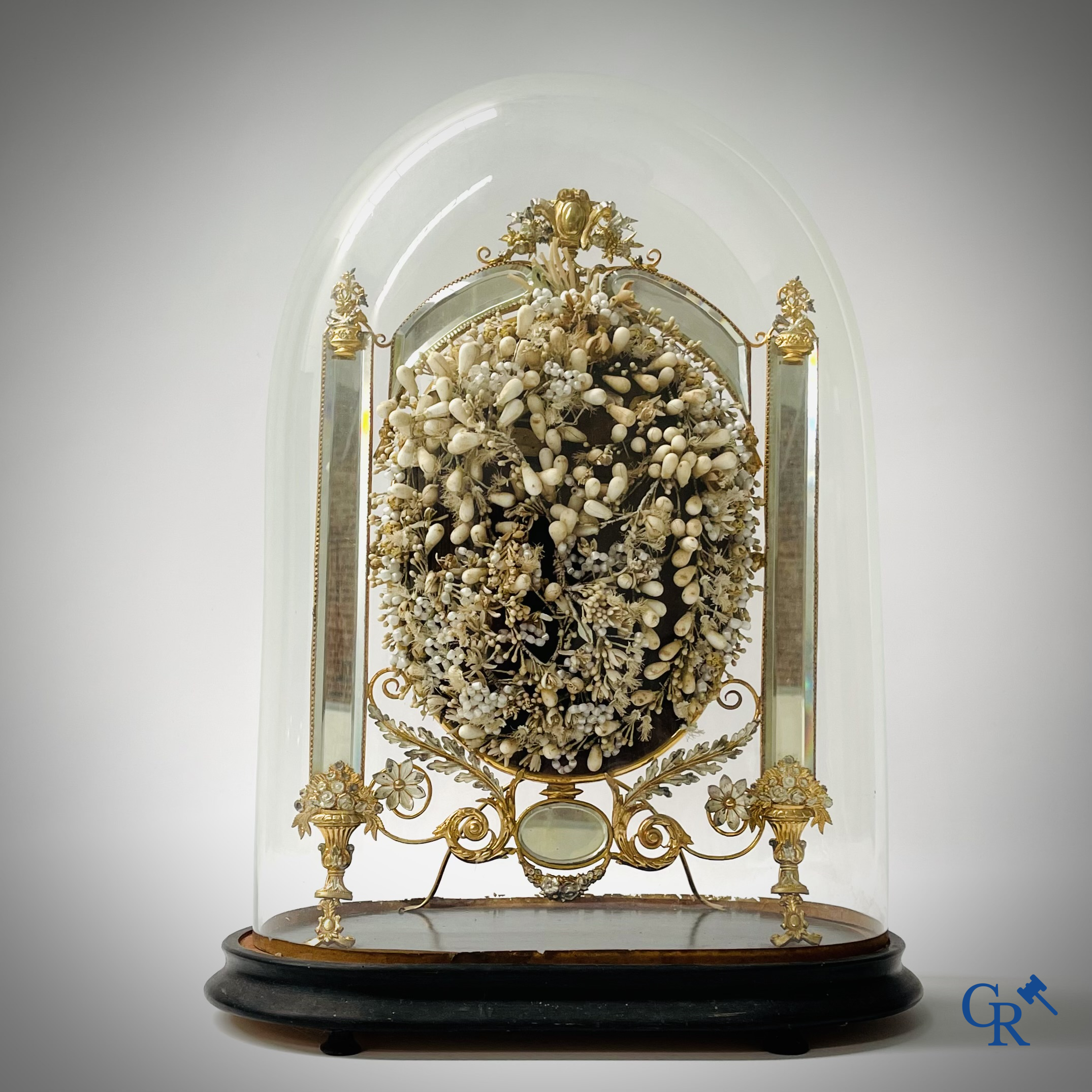 An exceptional glass dome with a bridal bouquet. Mirrors in gilded and silvered brass. Circa 1900.