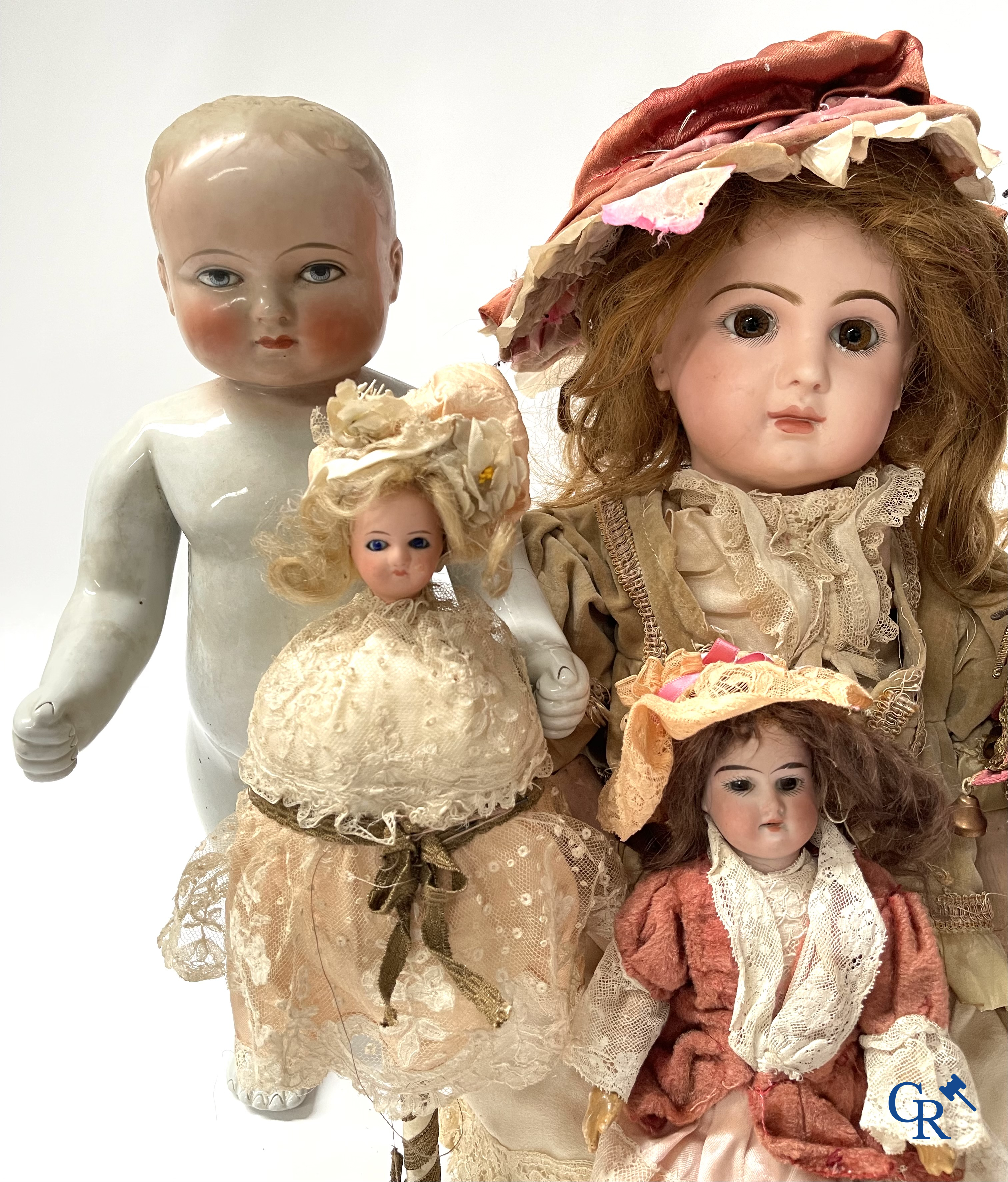 A lot with beautiful antique dolls, Jumeau bouche fermée, bath doll Frozen Charly, quirky rattles, etc.