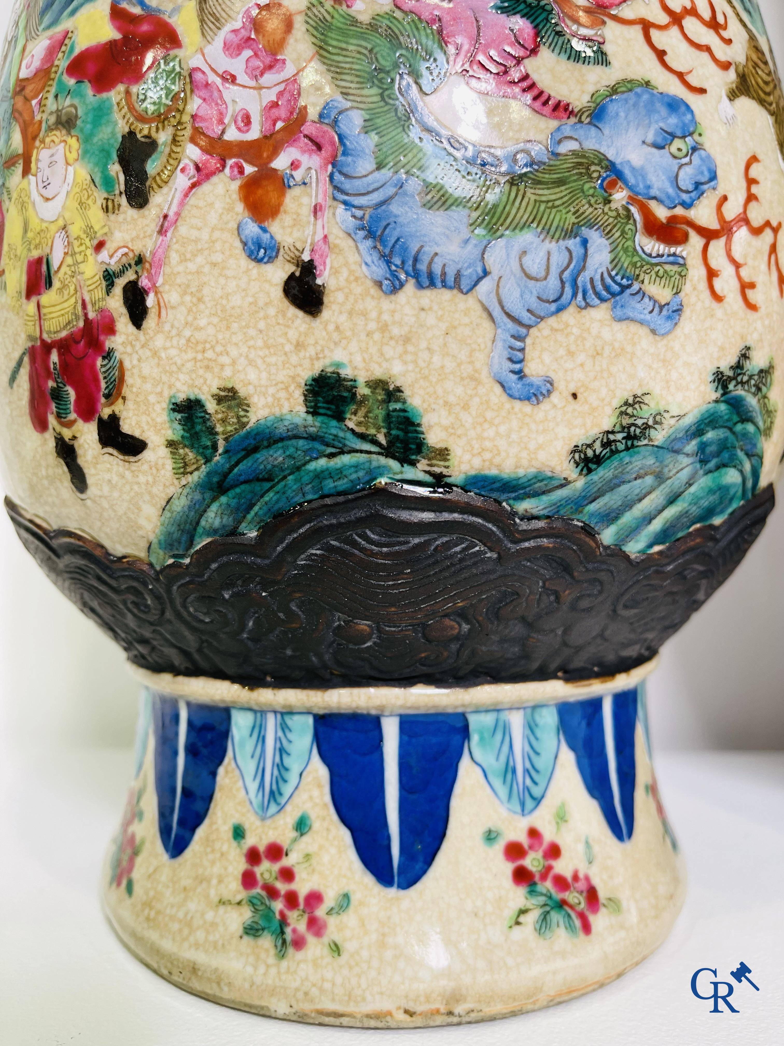 Art Asiatique : Une paire de vases Nanking Chinois décor famille rose.