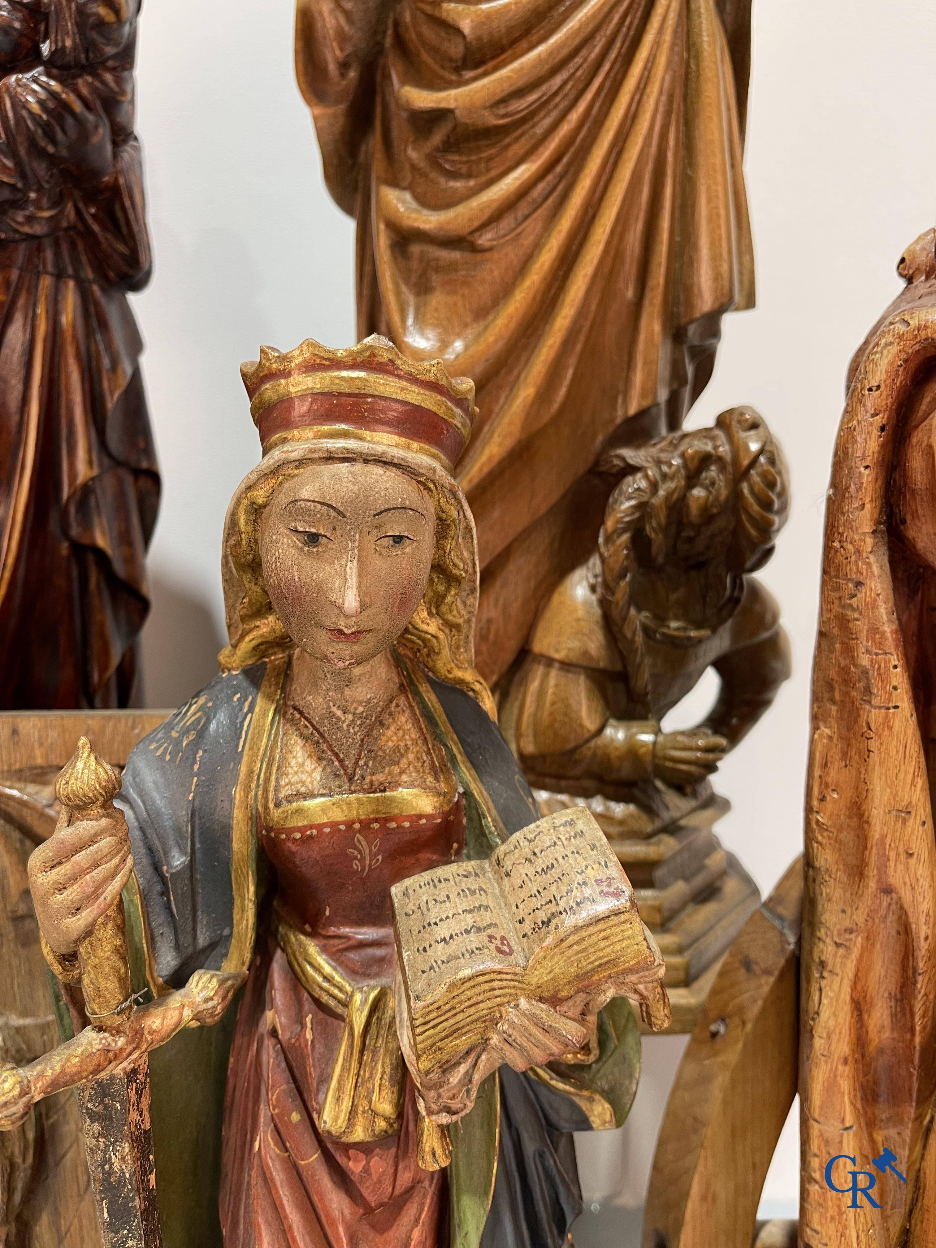 Religious objects, 6 religious representations in wood carving after antique models. Circa 1900-1940.