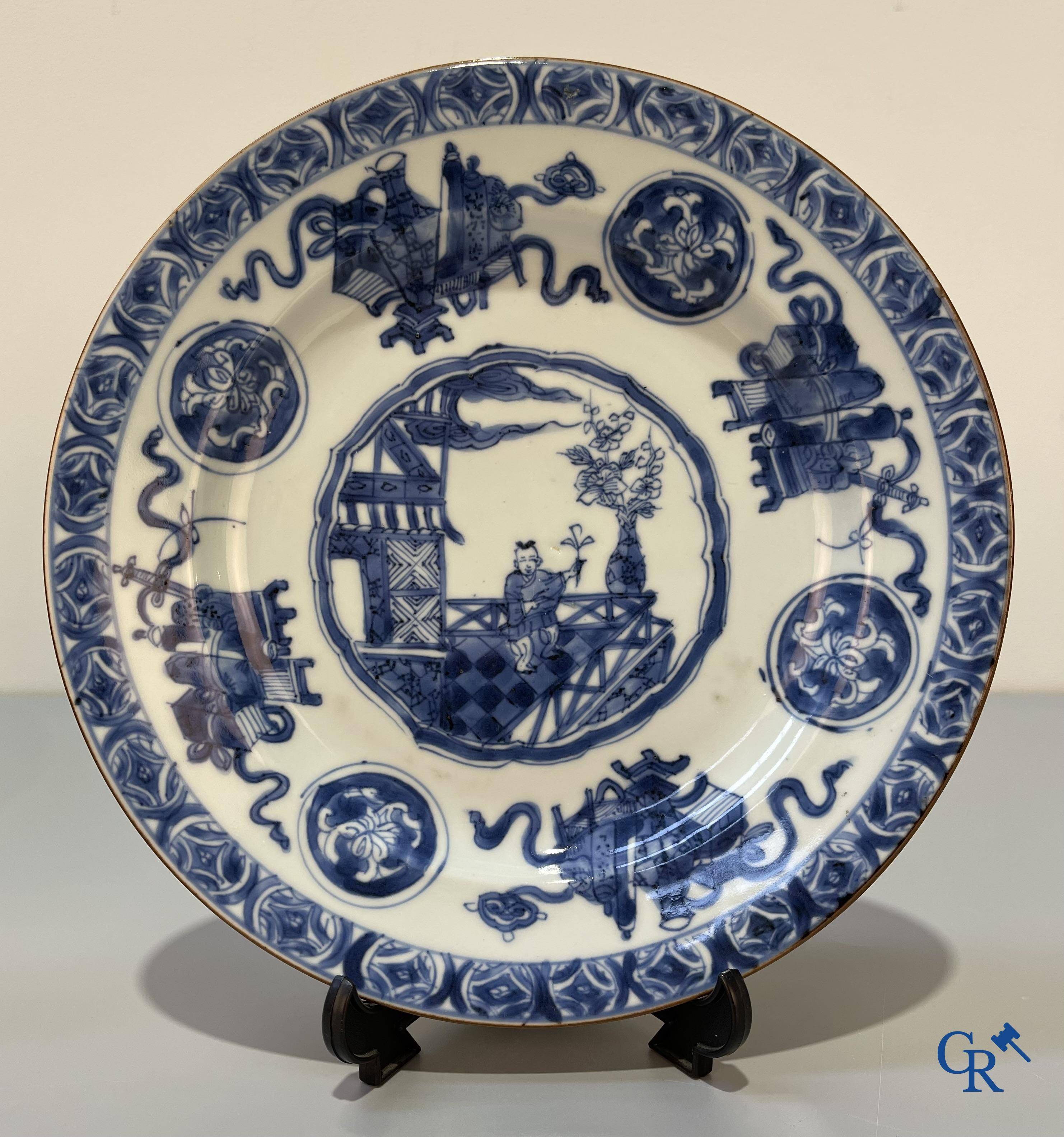 Art Asiatique, porcelaine chinoise, une paire d'assiettes en porcelaine bleu et blanc chinoise. XVIIIe siècle.