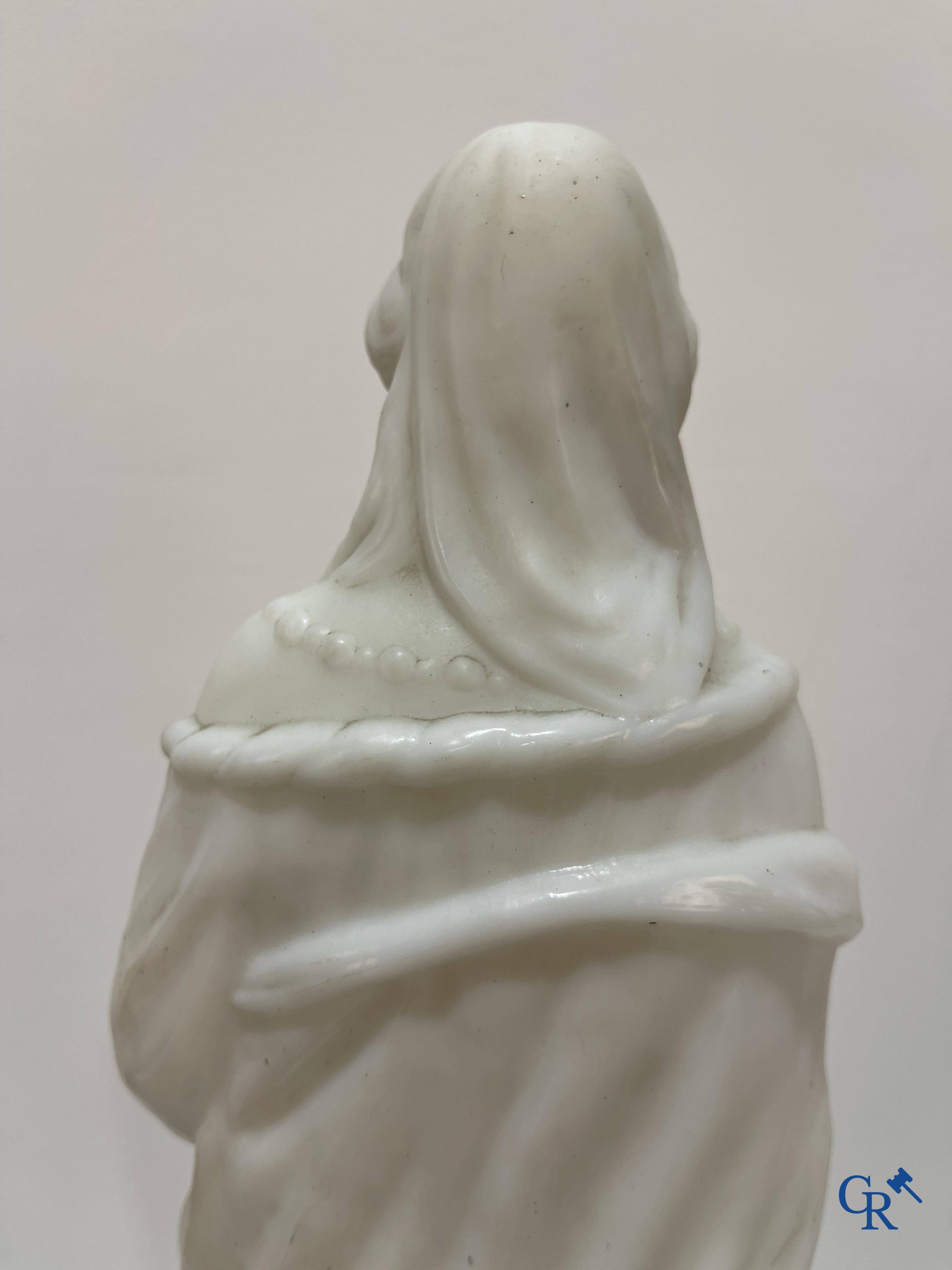 An opaline representation of Saint Catherine on a pedestal. Publicity for Bonbons John Tavernier. Circa 1900.