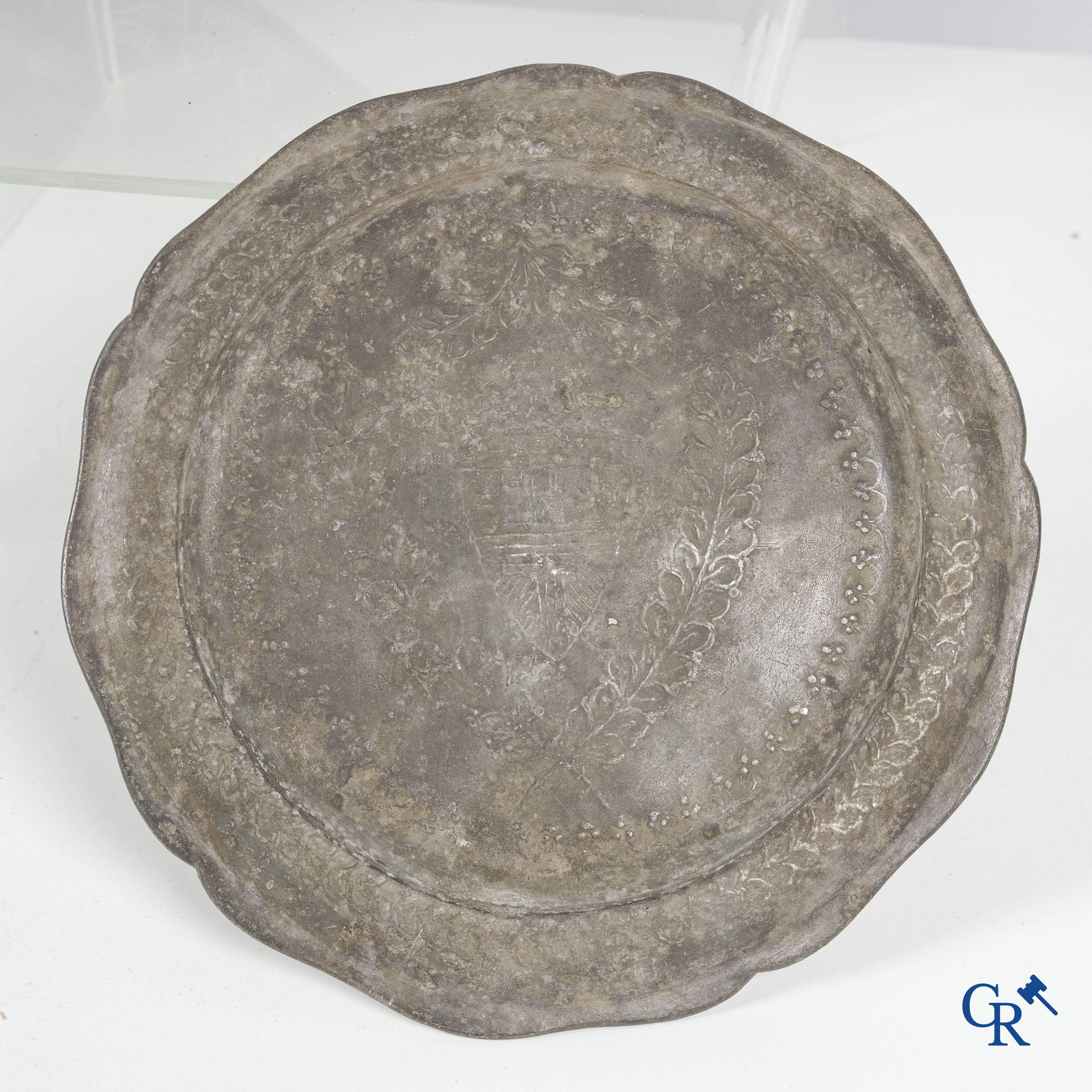 Een groot lot antieke tinnen schotels, waaronder een zeldzame scheerkom. 18e-19e eeuw.