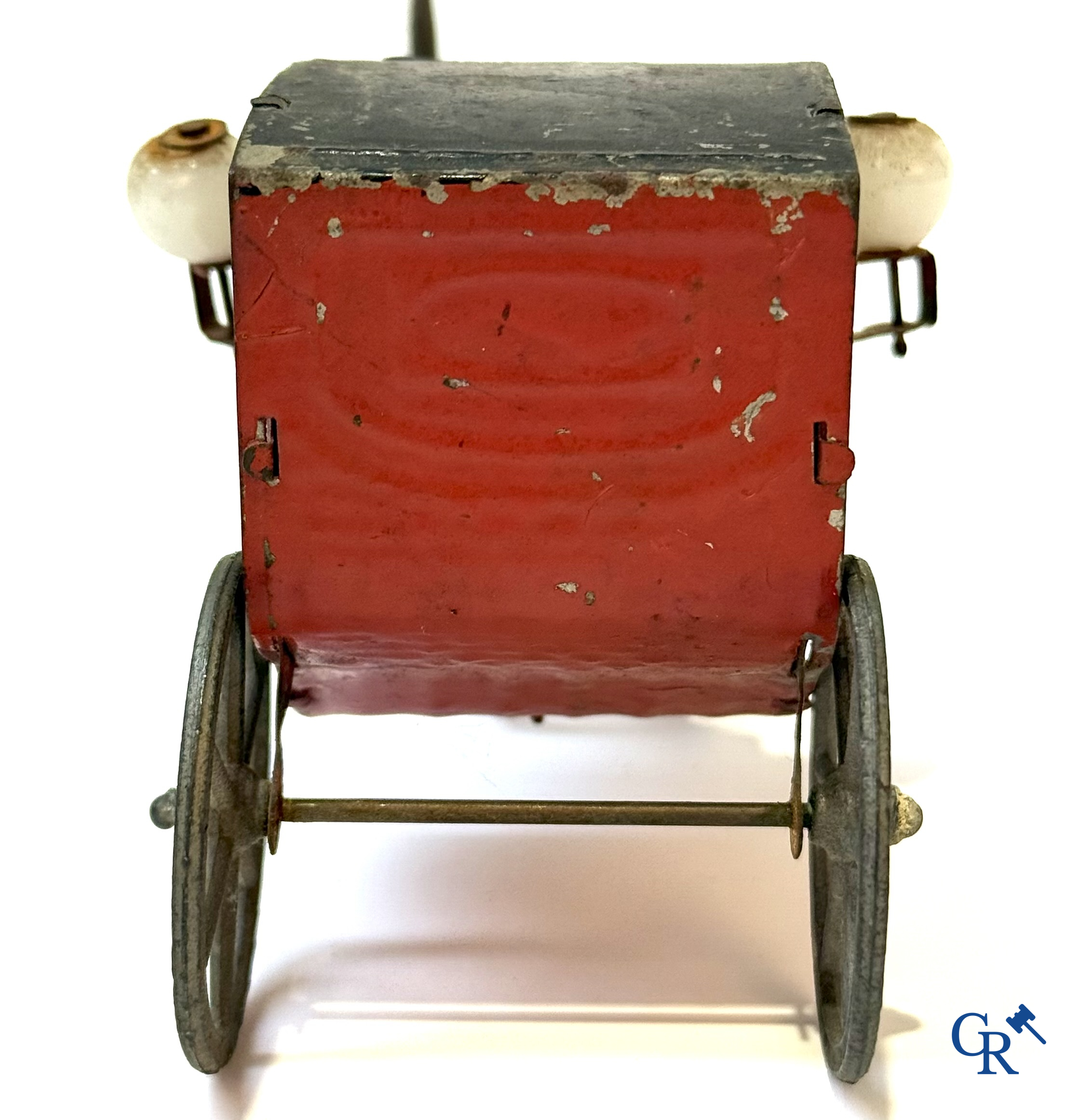 Old toys, 2 carriages with horse in painted tin. Germany (Märklin?) and France. Circa 1910.