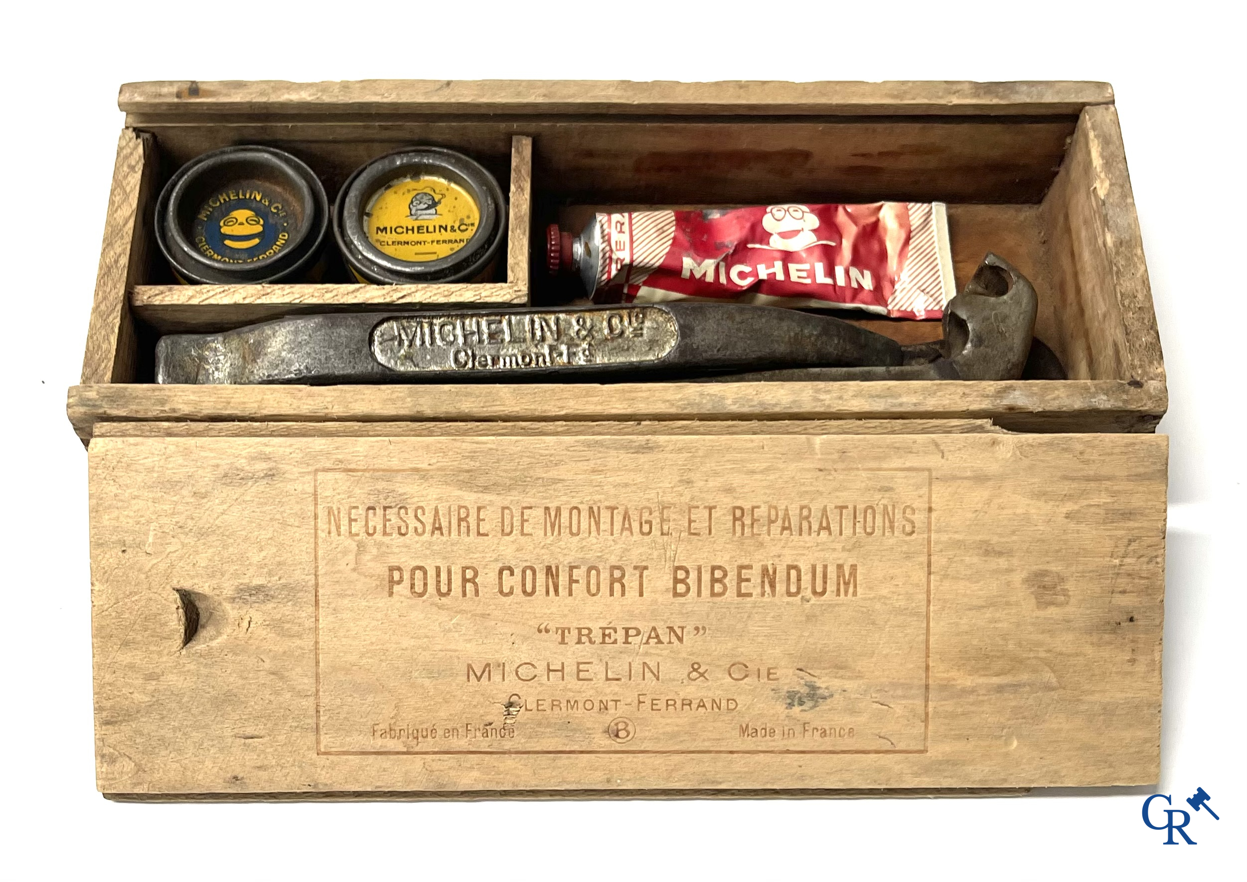 Michelin, an interesting lot with Michelin objects, mainly from the 1920's and 1930's.