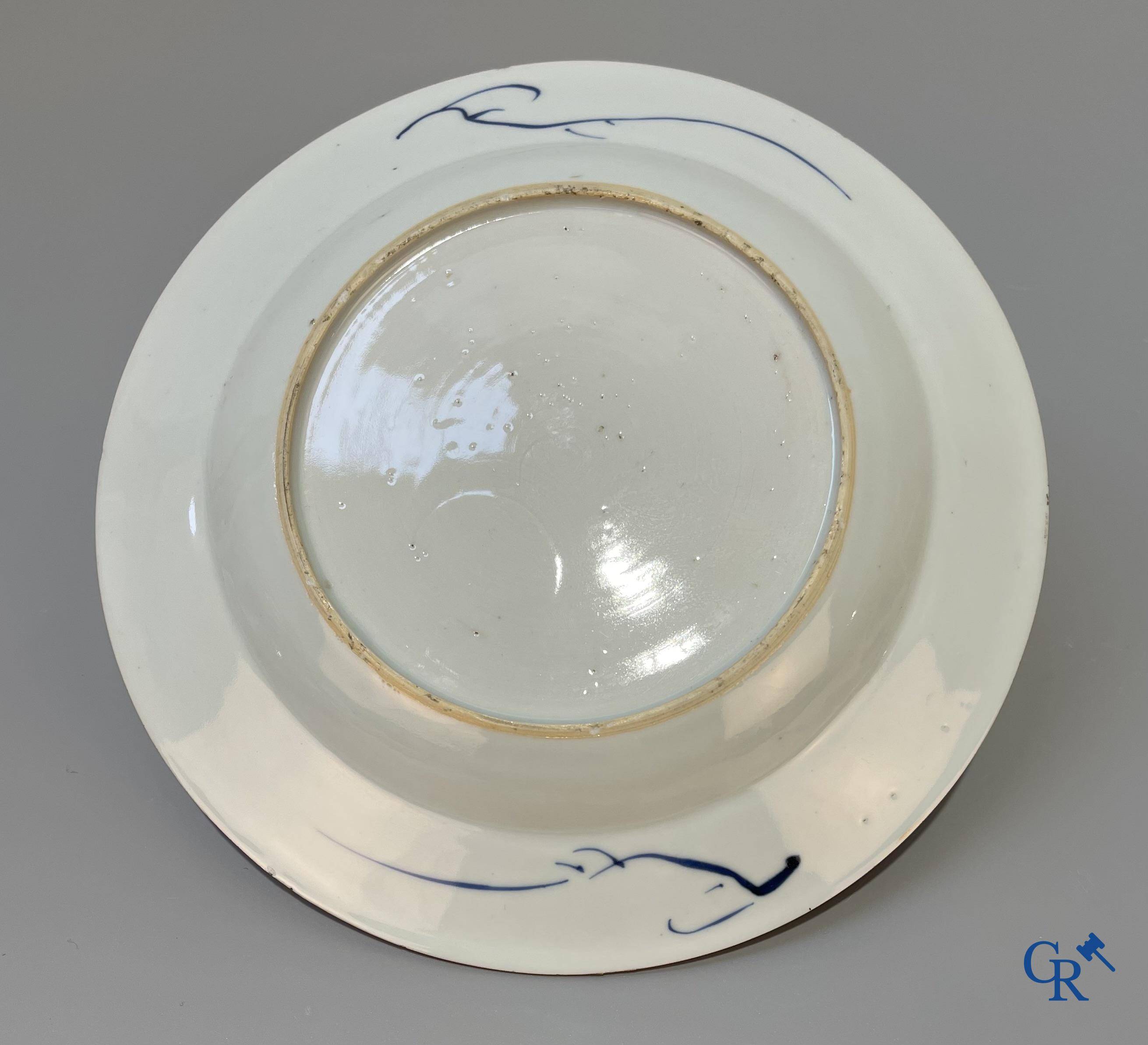 Art Asiatique, porcelaine chinoise, une paire d'assiettes en porcelaine bleu et blanc chinoise. XVIIIe siècle.