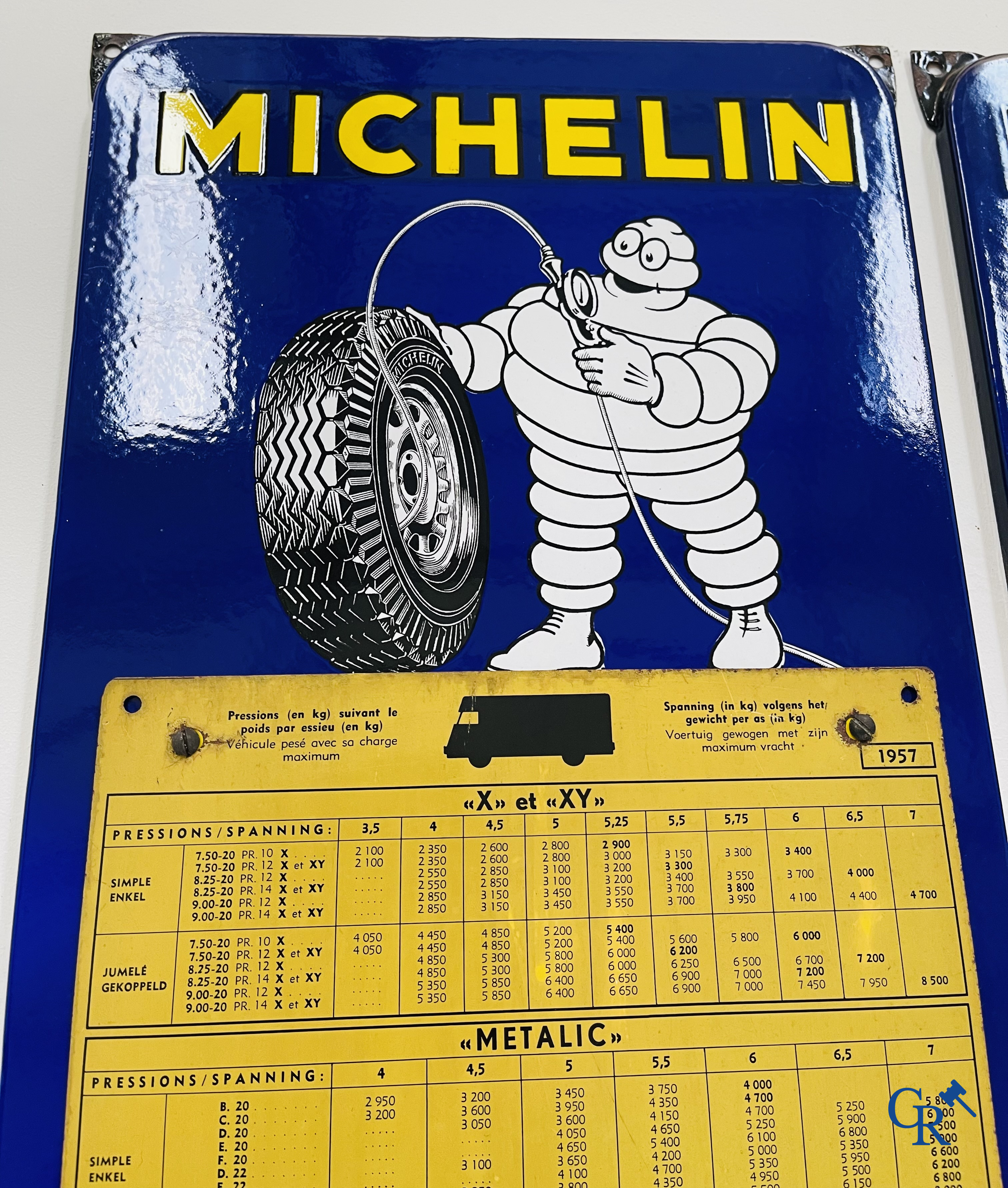 Michelin, een paar emaille borden met bandendruk paneel in blik voor auto en vrachtwagen. Emaillerie Belge 1954.