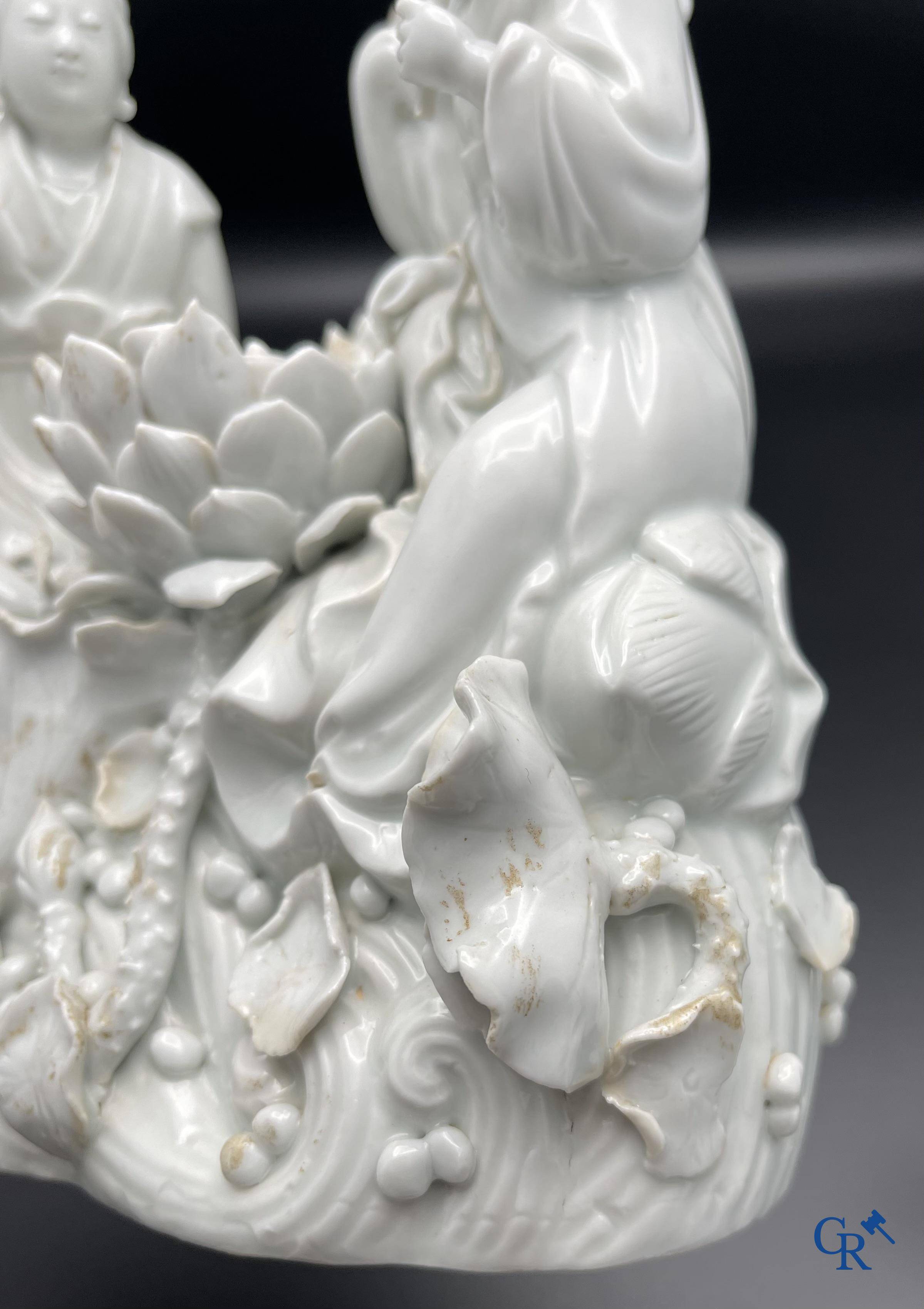 Porcelaine chinoise: Un lion bouddhiste et un groupe en blanc de Chine.