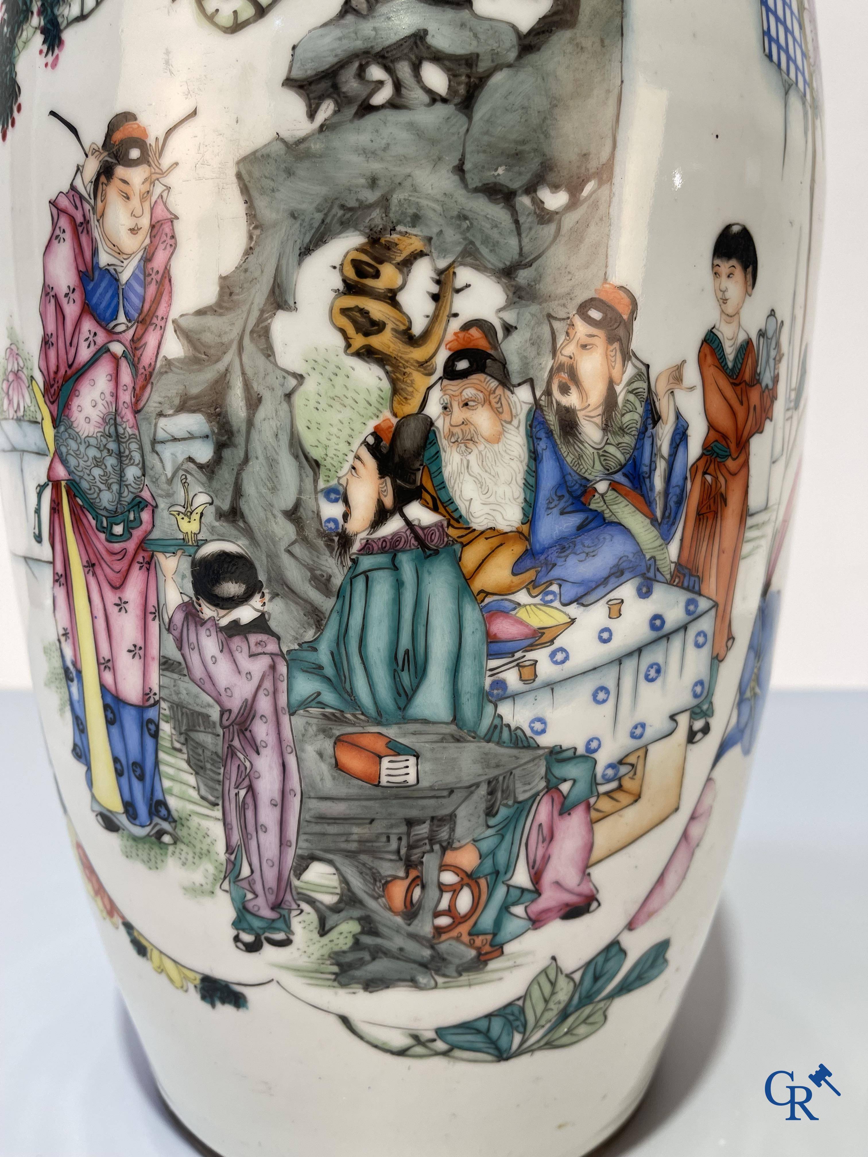 Art Asiatique, porcelaine chinoise, un vase chinois à double décor avec des sages. Période République.