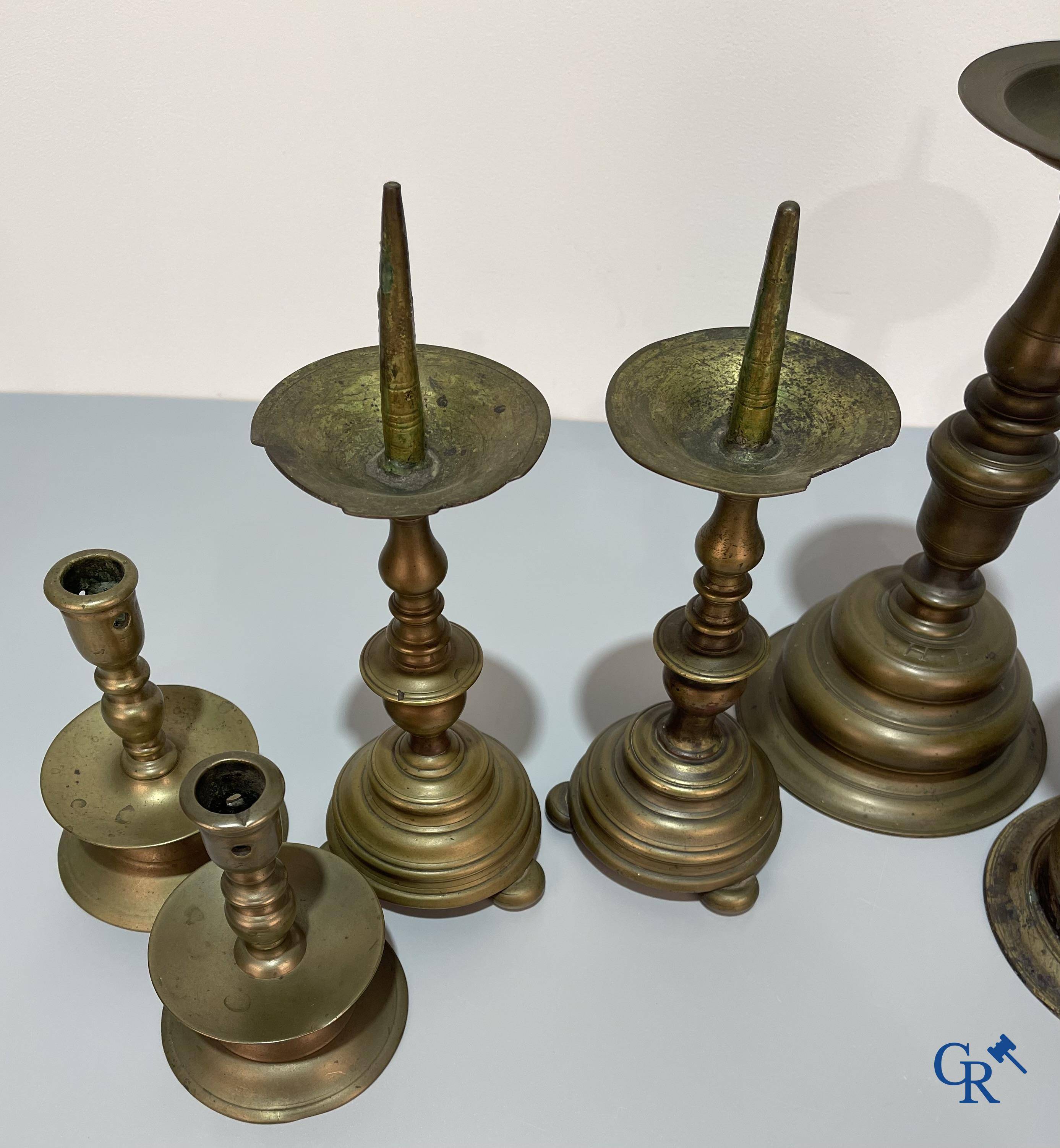 Un lot avec plusieurs chandeliers en bronze. 17ème/18ème/19ème siècle.