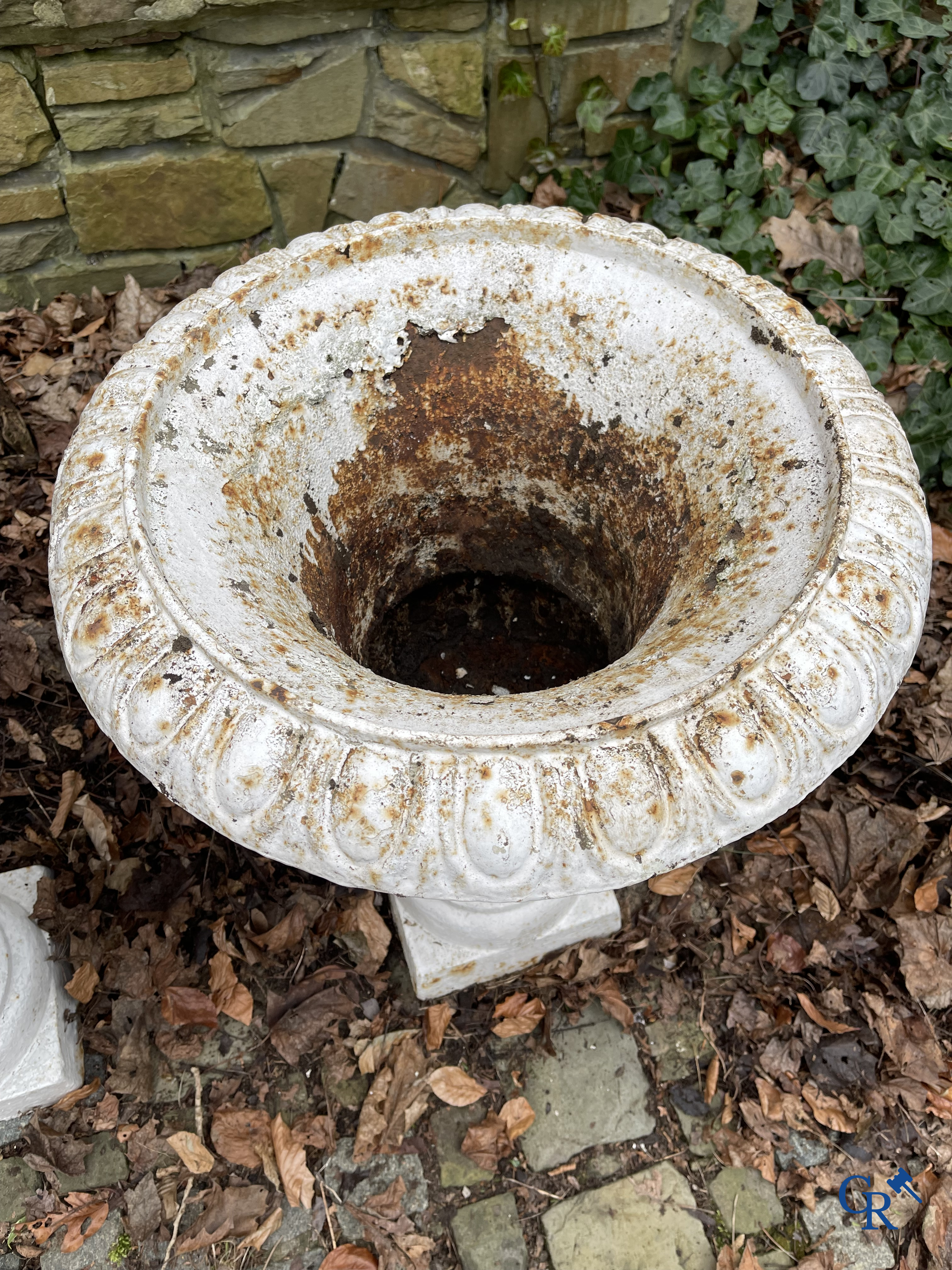 Tuindecoratie: Een paar grote gietijzeren Medici tuinvazen. Eind 19e eeuw.