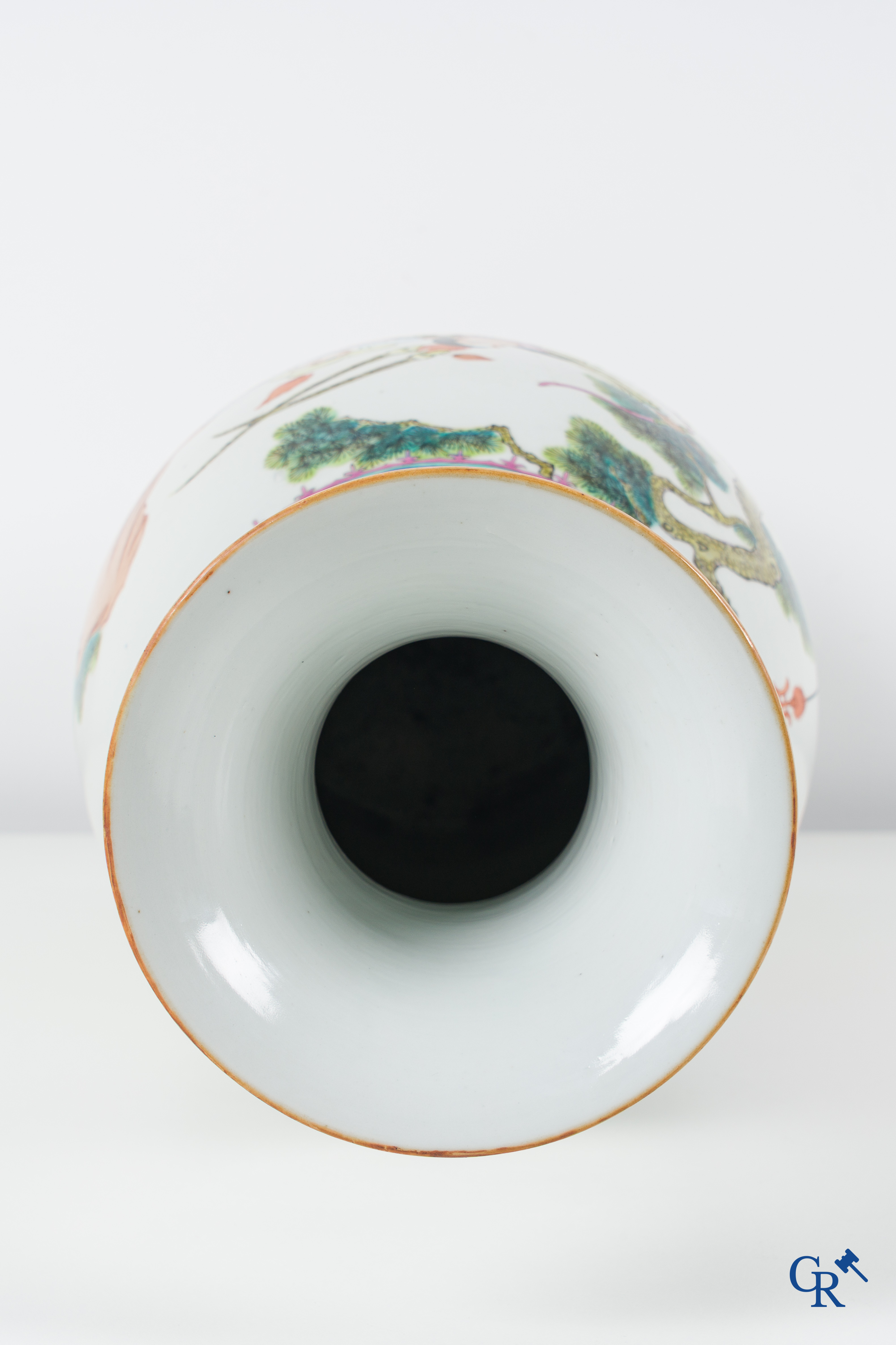 Aziatica, een fijnbewerkte Chinese famille rose vaas met krijgers. Gemerkt.