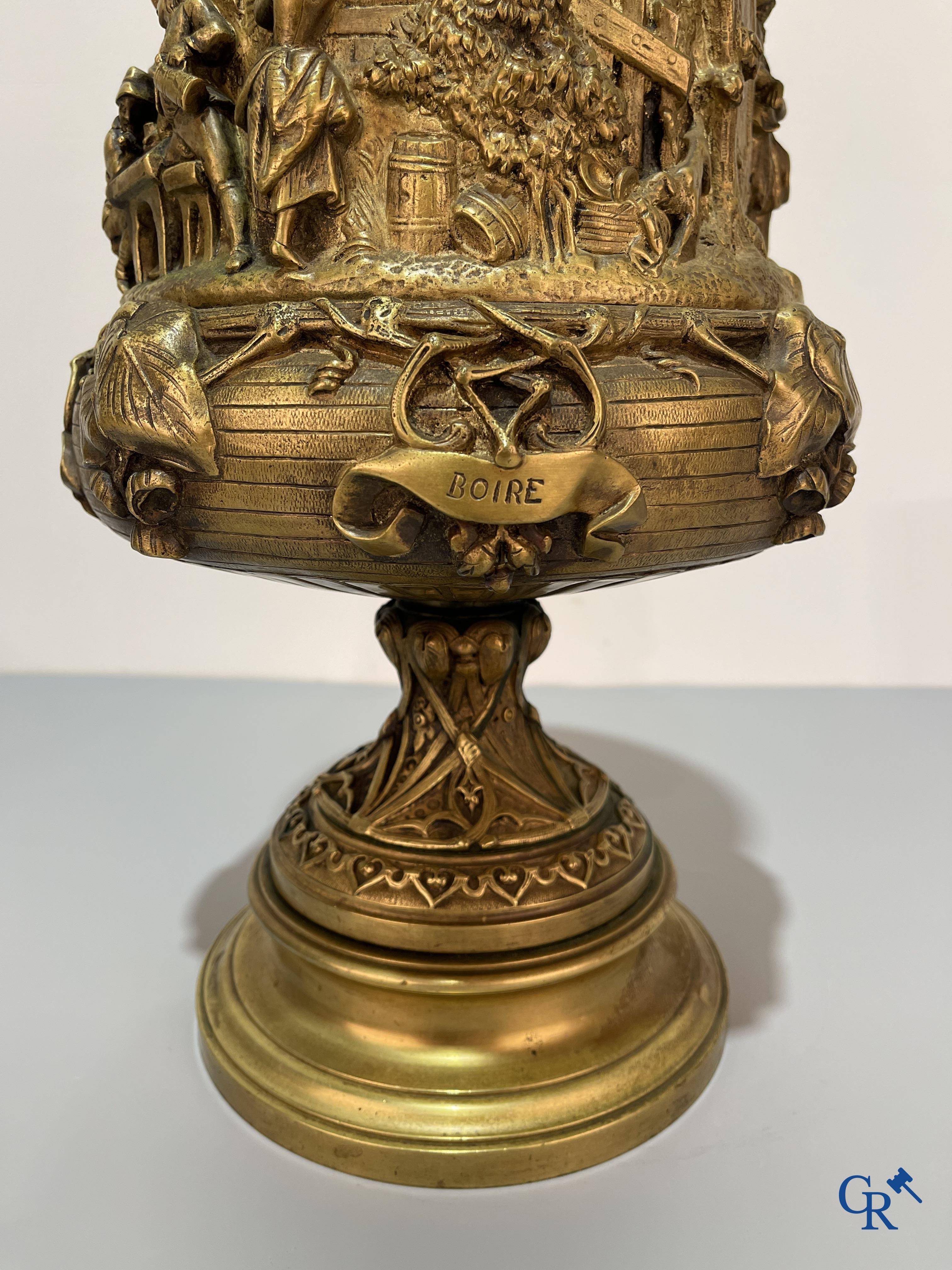 Un imposant pot à tabac en bronze finement travaillée avec les inscriptions "aimer, danser, fumer, boire".<br />
19ème siècle.