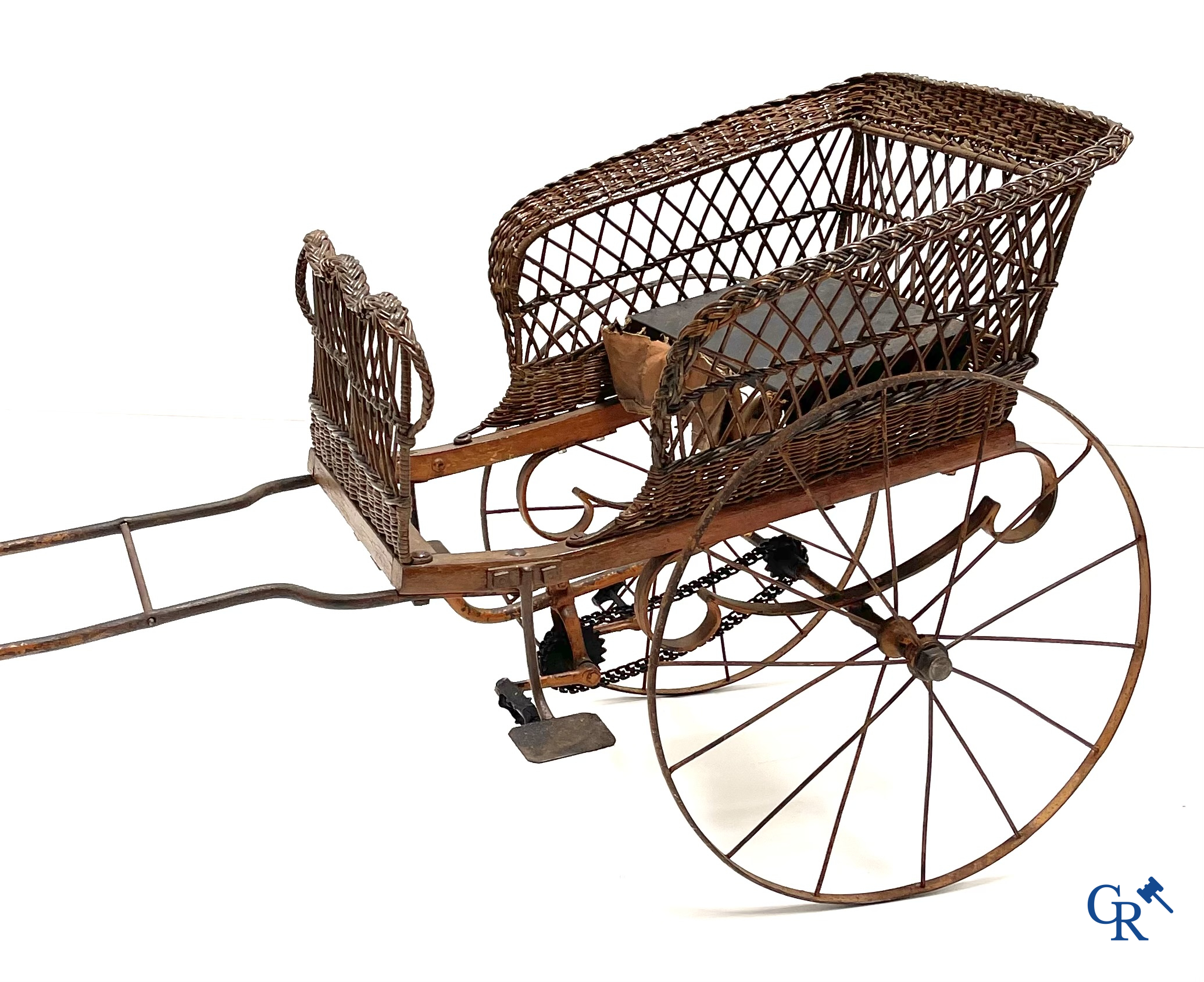 Zeldzame mechanische kinderkar in gevlochten riet en beschilderd metaal ontworpen door Peugeot. Circa 1900.