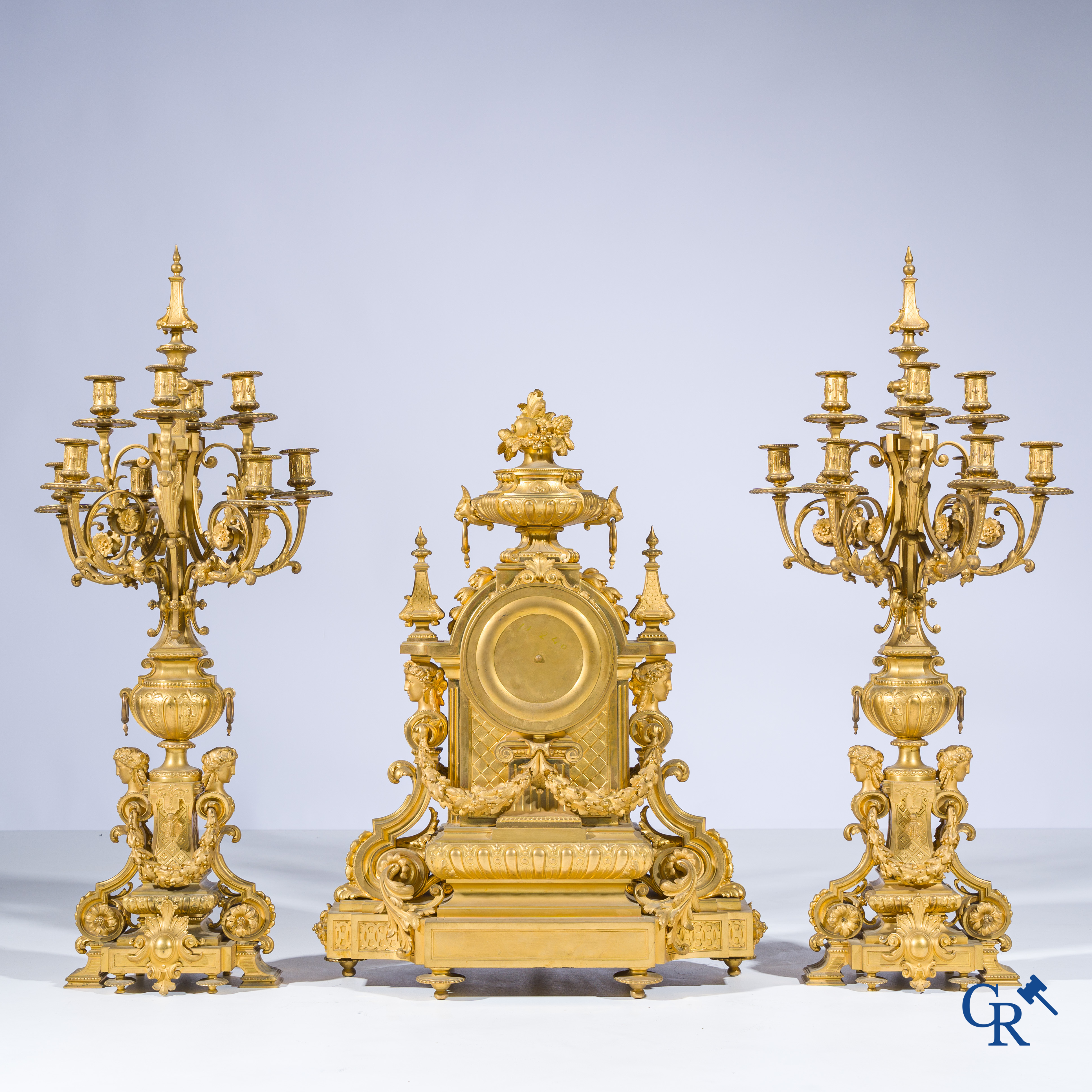 Charpentier & Cie, een imposante 3-delige schouwgarnituur in LXVI-stijl. Napoleon III-periode.