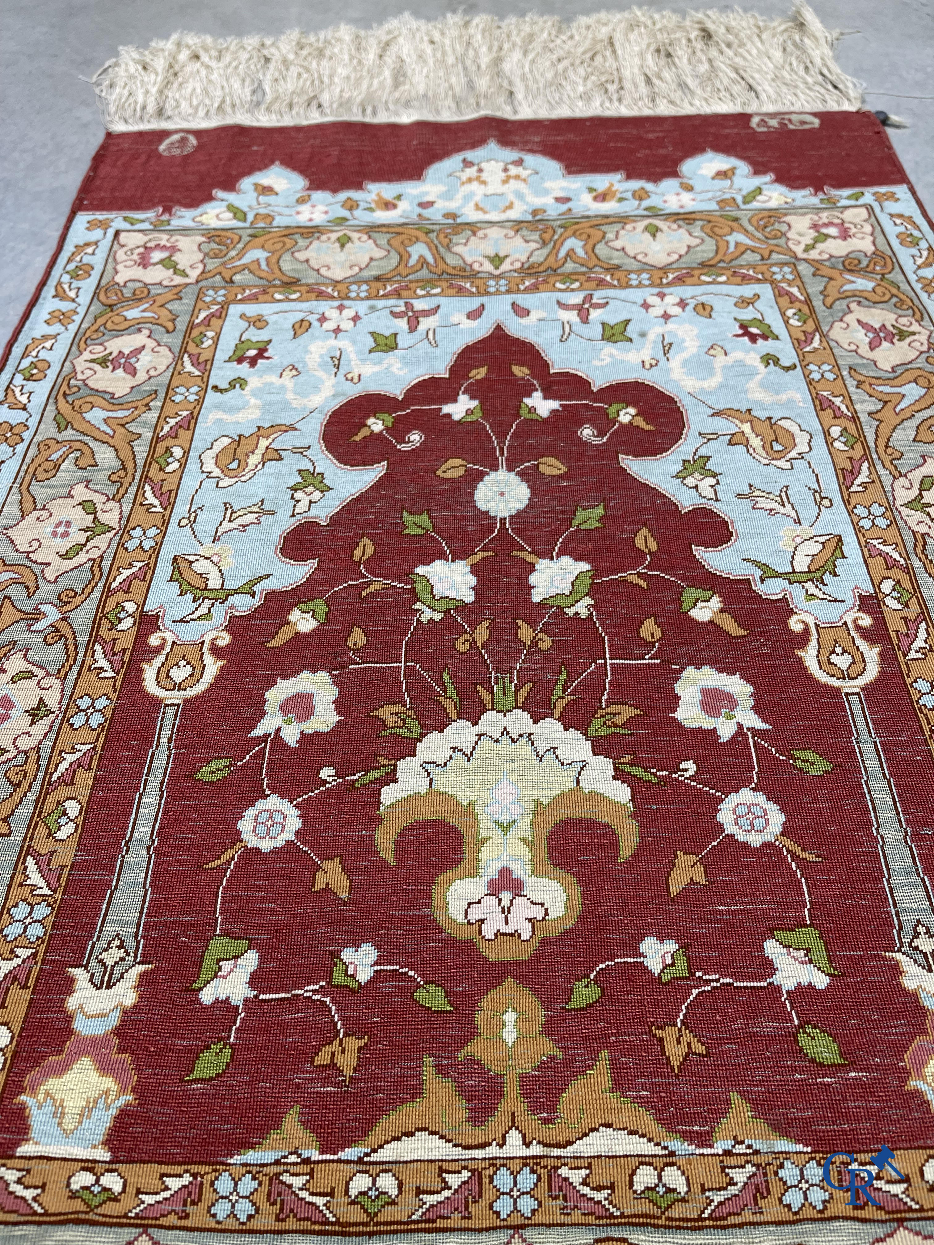 Oosterse tapijten. 2 kleine zijden tapijtjes bewerkt met gouddraad.