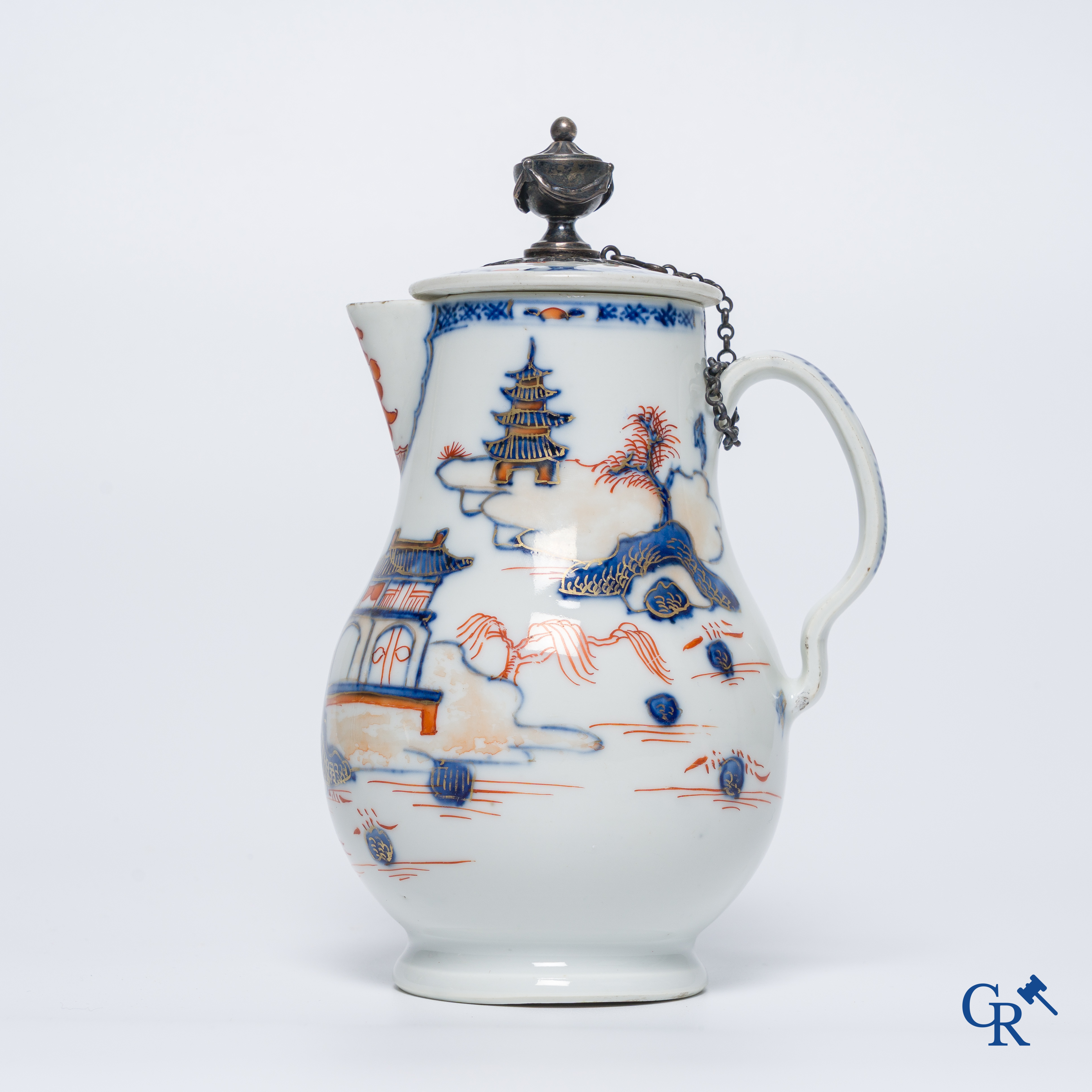 Aziatica: Een Chinese zilver gemonteerde imari-stijl dekselkan. Qianlong-periode.