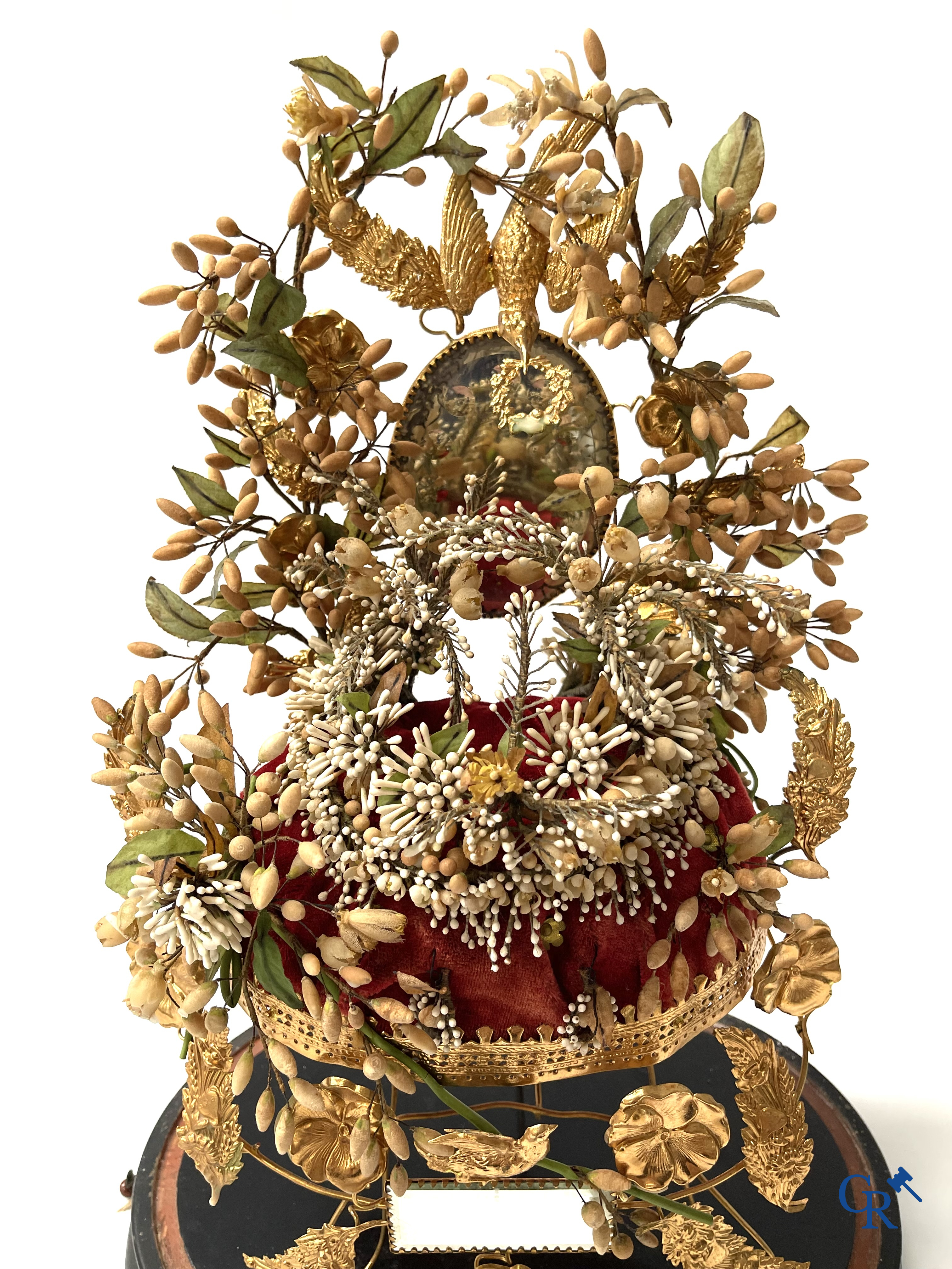 Music box. A globe with bridal bouquet with mirrors and ornaments in gold-plated brass. Built-in music mechanism.