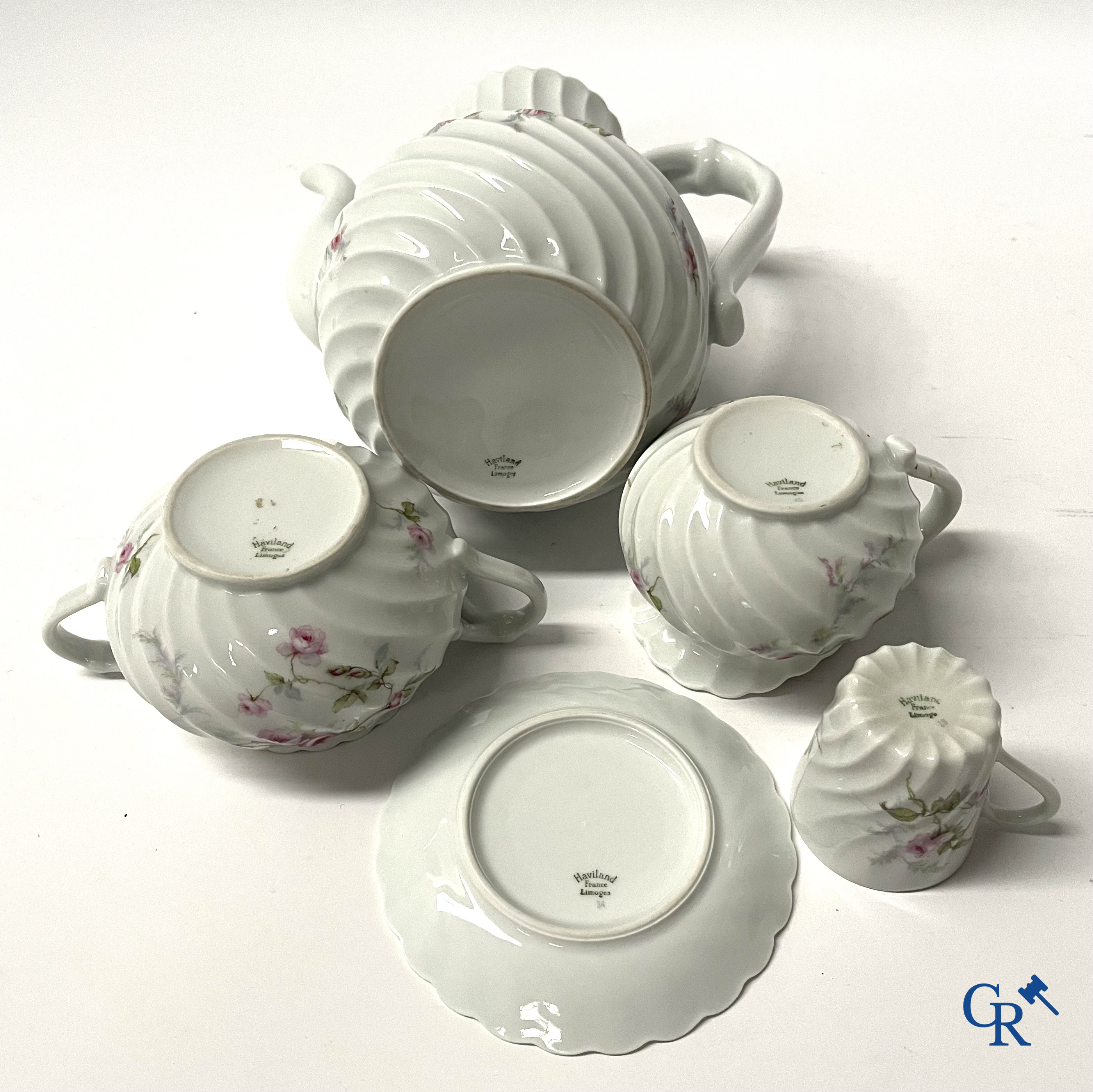 Haviland Limoges. An extensive hand-painted coffee tableware in French porcelain. Circa 1900.