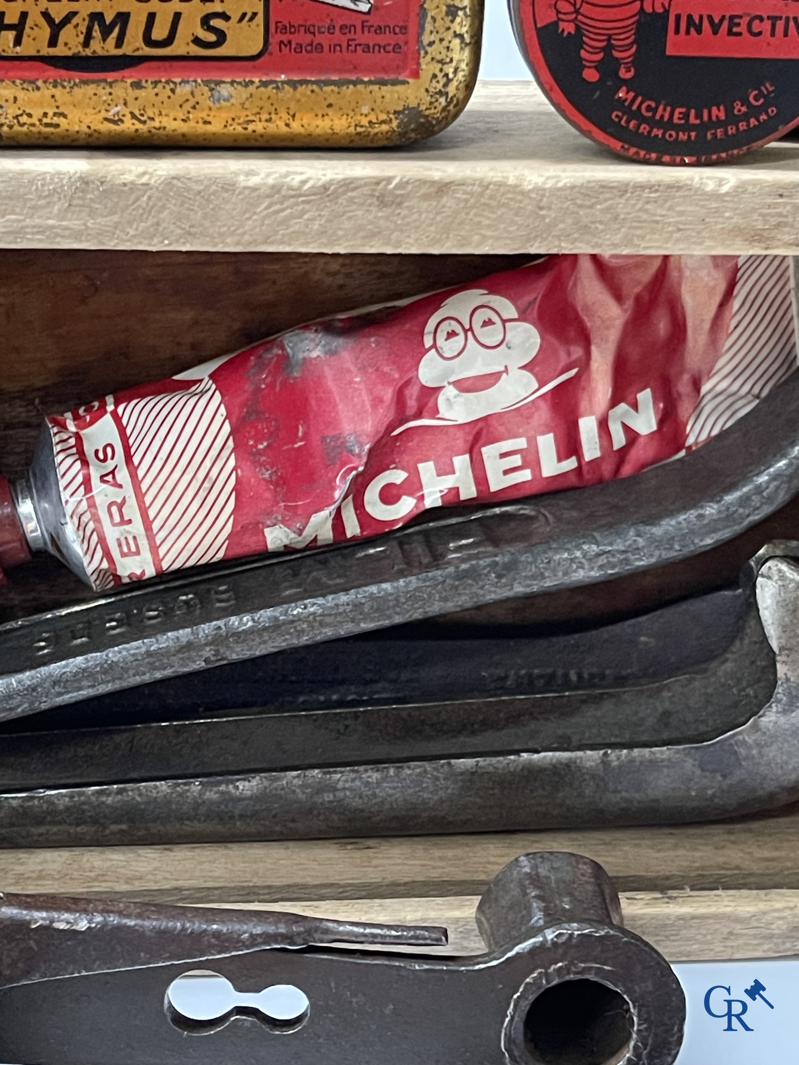 Michelin, an interesting lot with Michelin objects, mainly from the 1920's and 1930's.