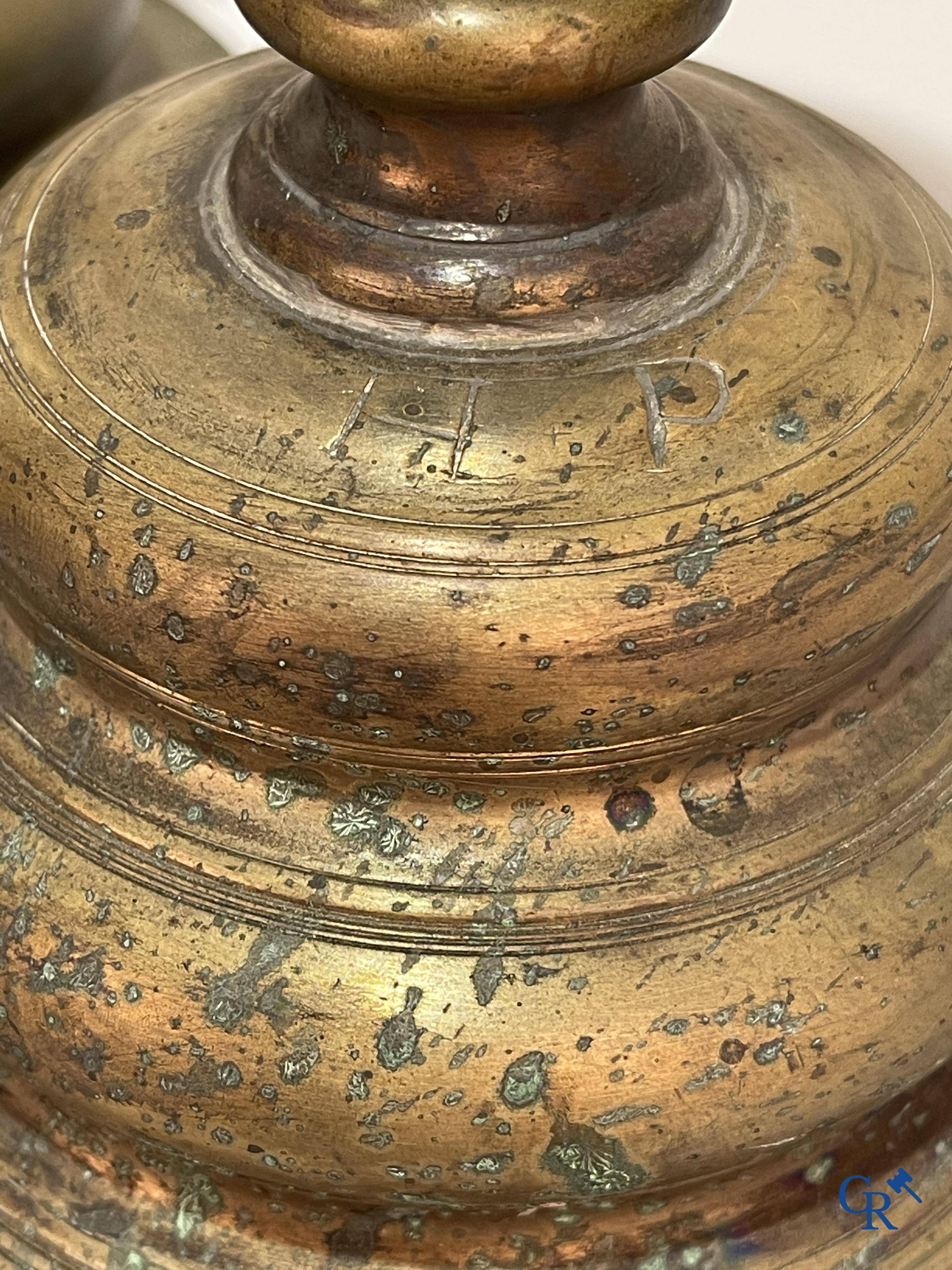 Un lot avec plusieurs chandeliers en bronze. 17ème/18ème/19ème siècle.