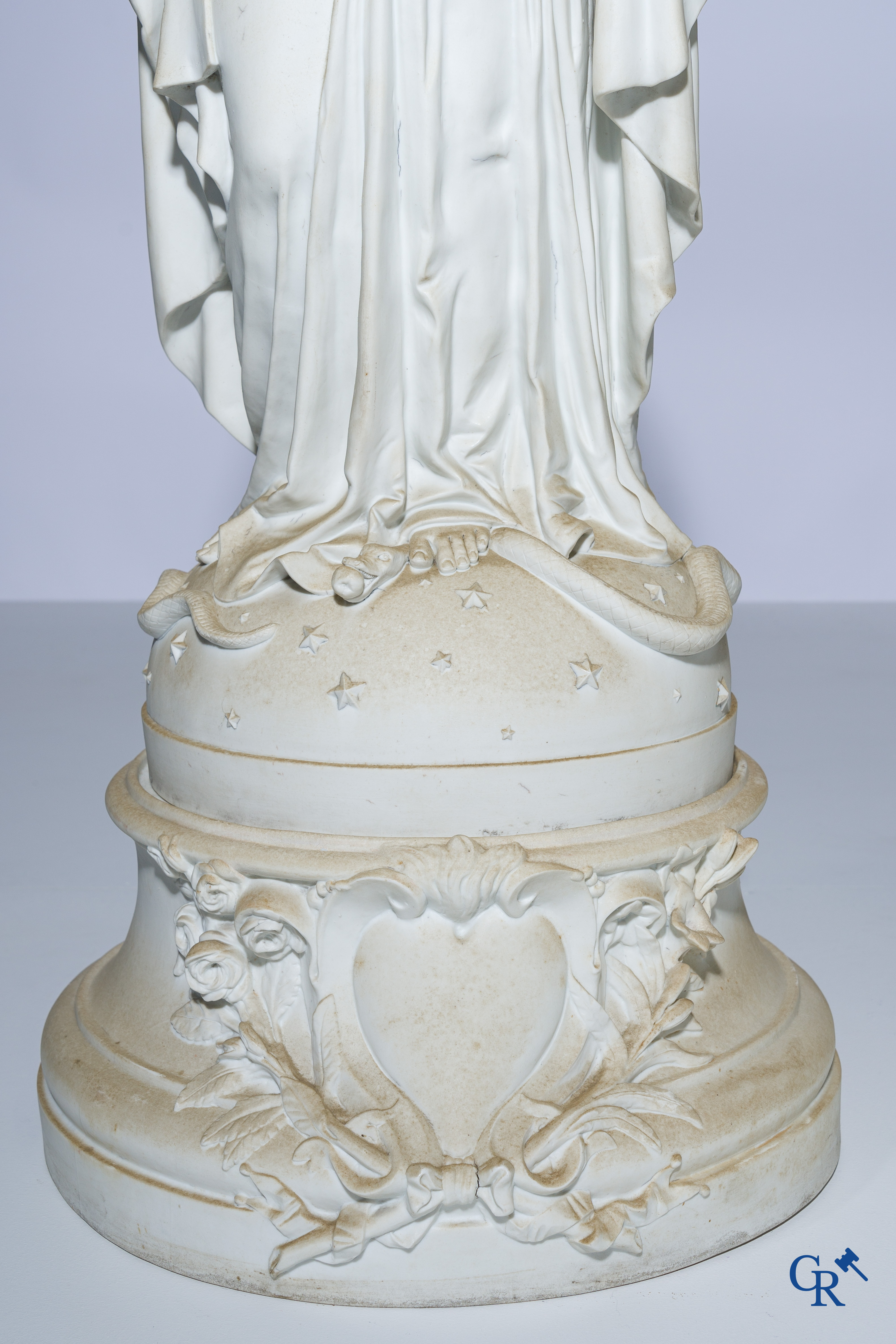 Religieuze objecten, een paar imposante beelden in witte biscuit op een losse sokkel. 19e eeuw.