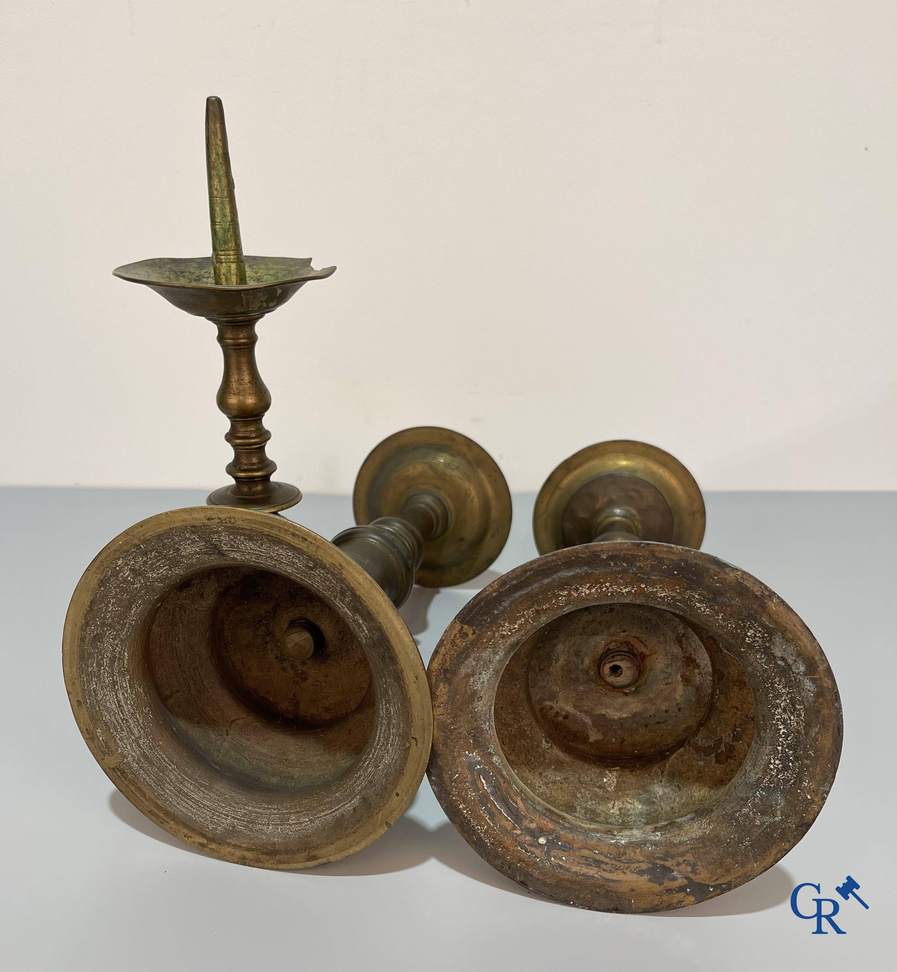 Un lot avec plusieurs chandeliers en bronze. 17ème/18ème/19ème siècle.