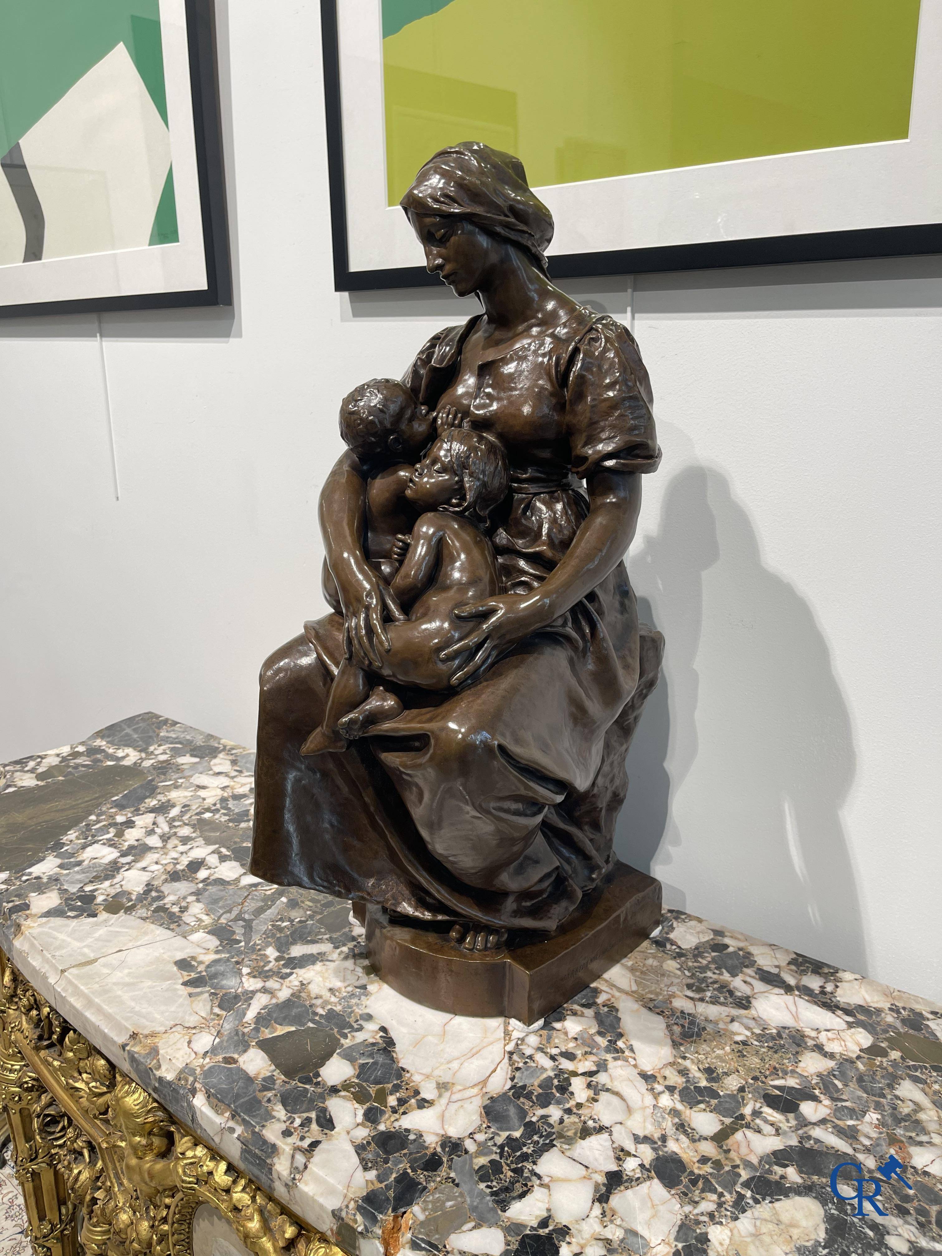 Paul Dubois (1829-1905) Maternité, Bronzen beeld met stempel A. Collas en gieterij F. Barbedienne.