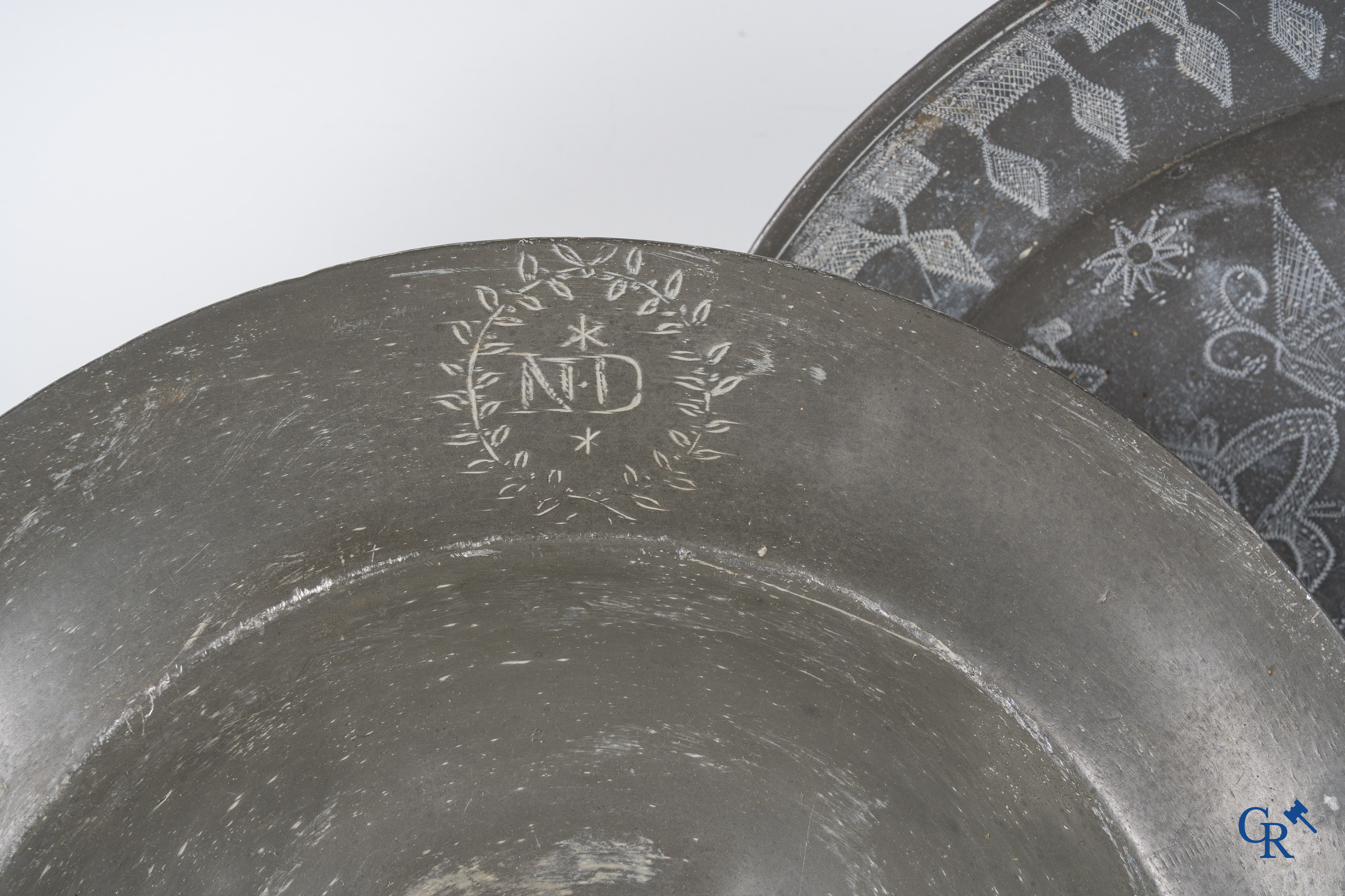 Een groot lot antieke tinnen schotels, waaronder een zeldzame scheerkom. 18e-19e eeuw.