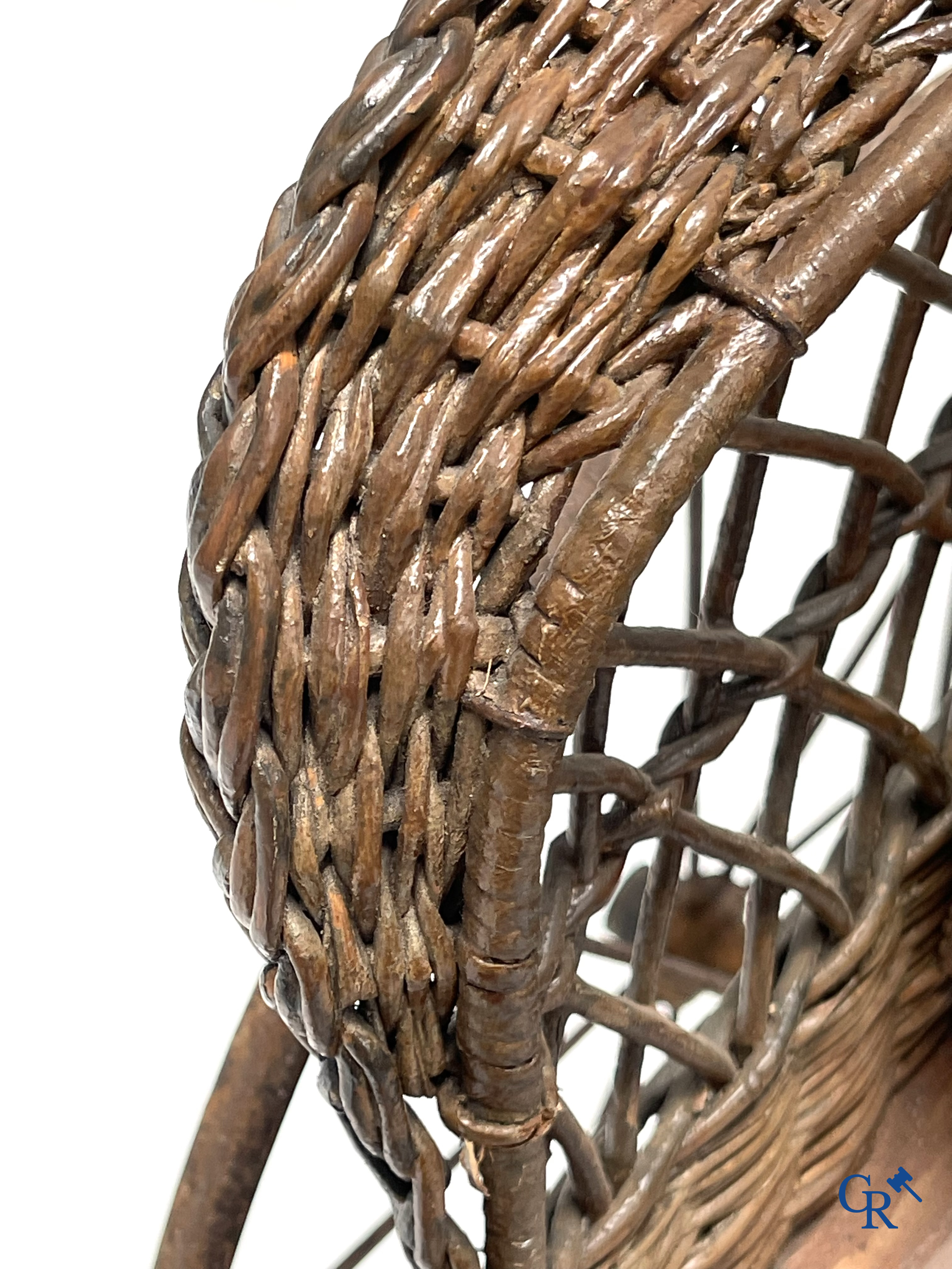 Zeldzame mechanische kinderkar in gevlochten riet en beschilderd metaal ontworpen door Peugeot. Circa 1900.