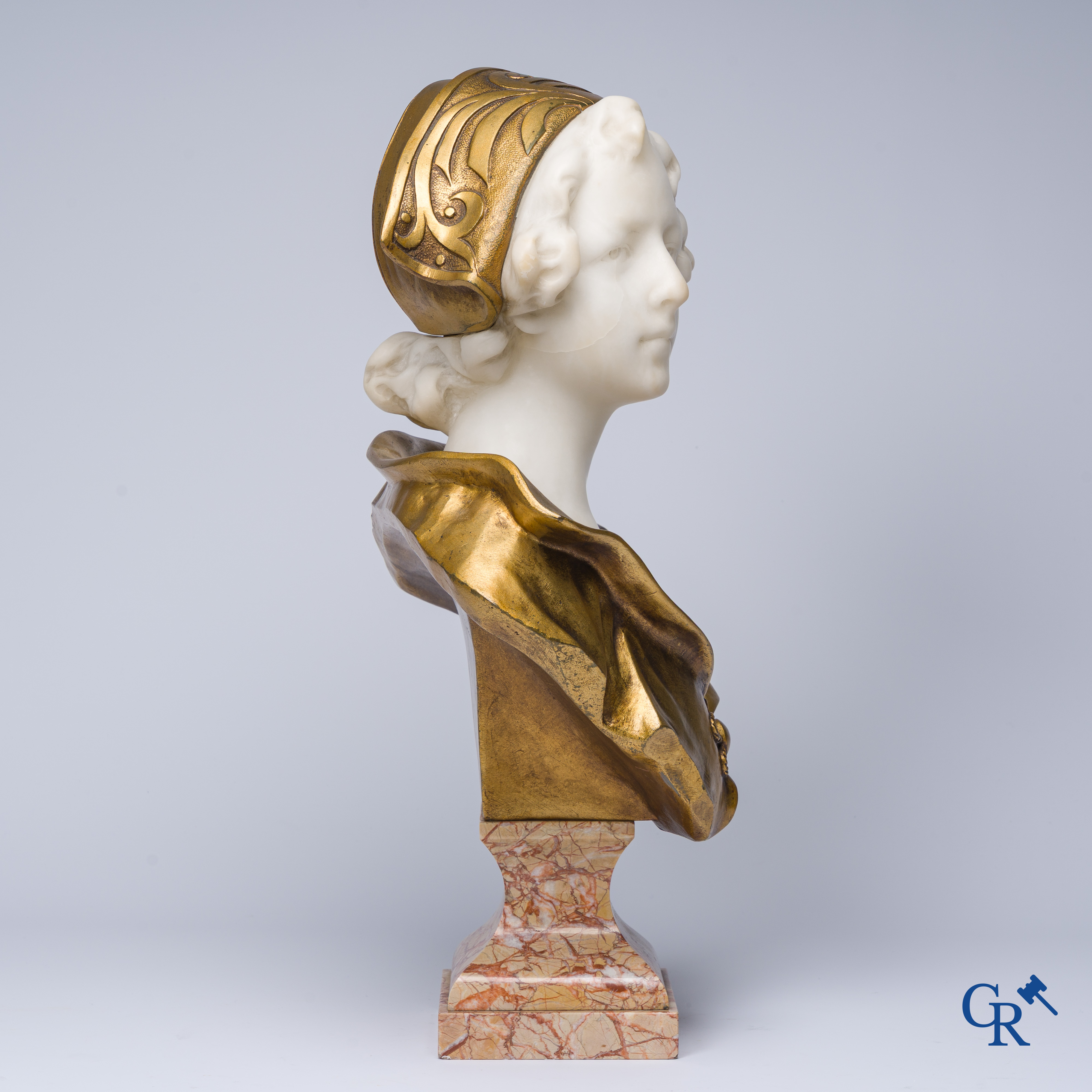 A bust of a noble lady in bronze and marble. Around 1900.