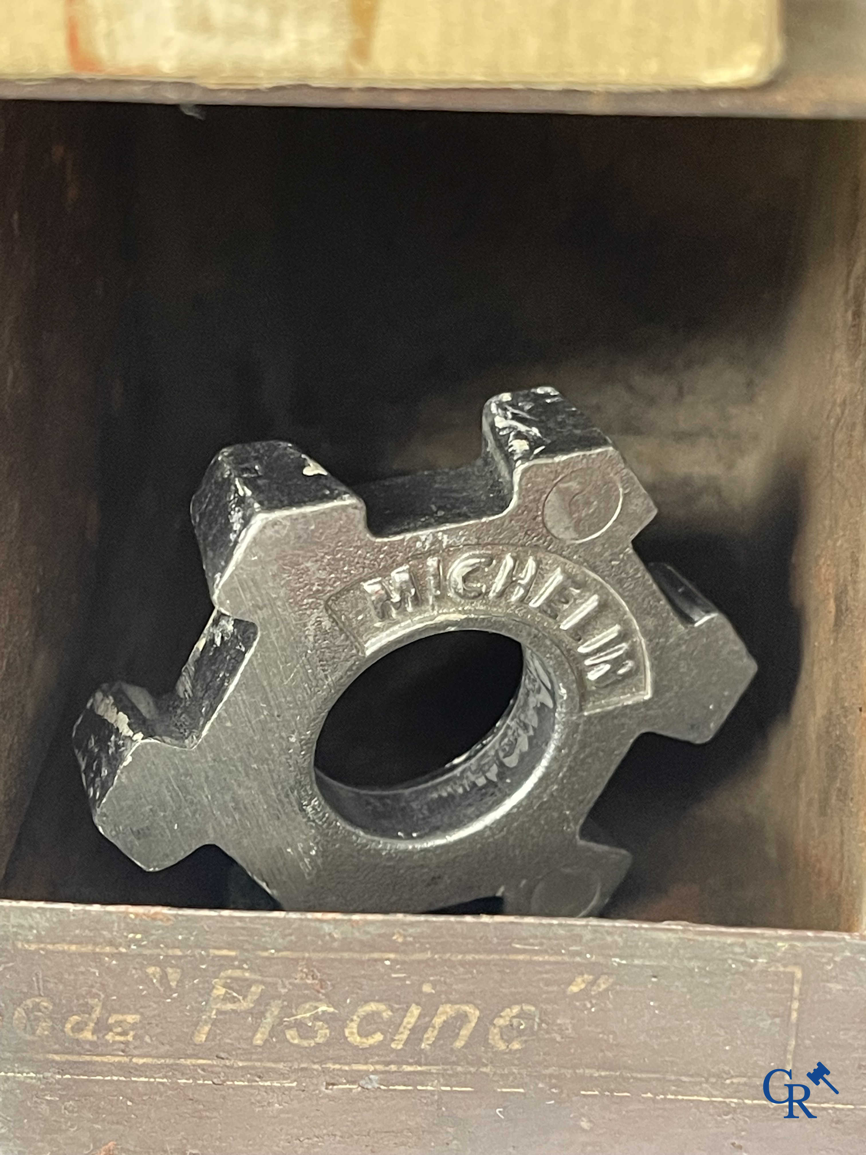 Michelin, een groot lot reclame objecten en meetinstrumenten voor Michelin banden.