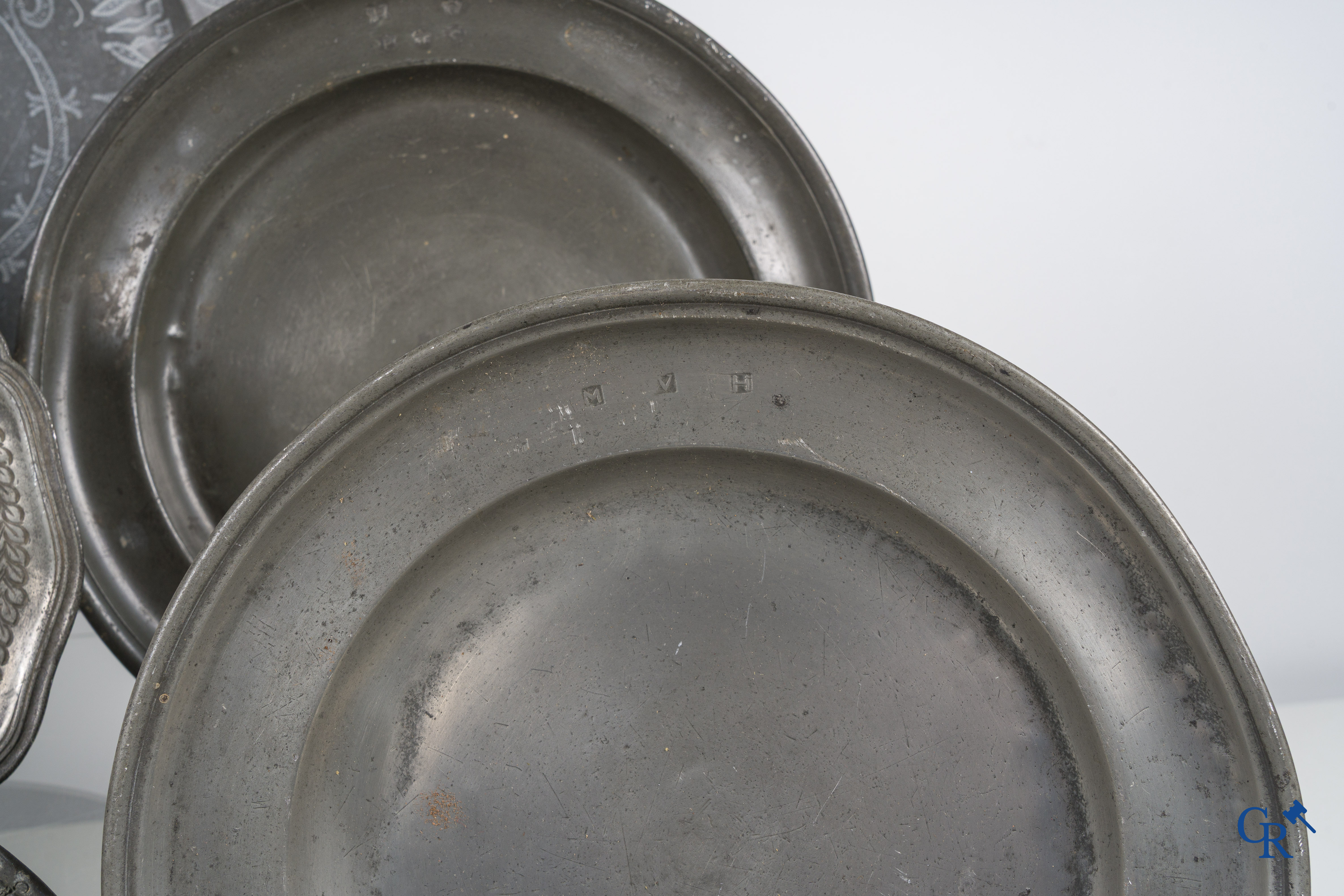 Een groot lot antieke tinnen schotels, waaronder een zeldzame scheerkom. 18e-19e eeuw.