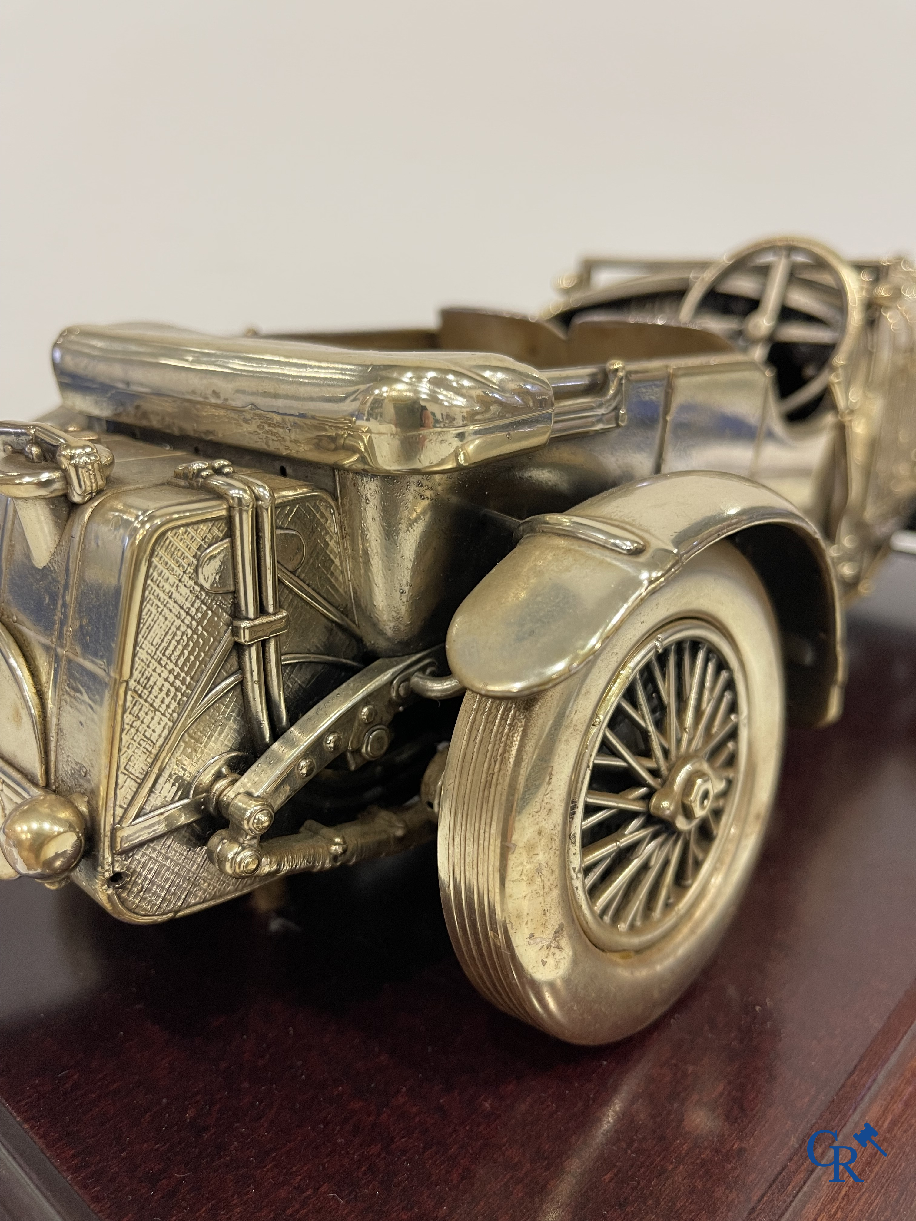 Bentley, een uitzonderlijk fijn gedetailleerd sterling zilveren 925°/00 schaalmodel van een 30 er jaren Bentley.