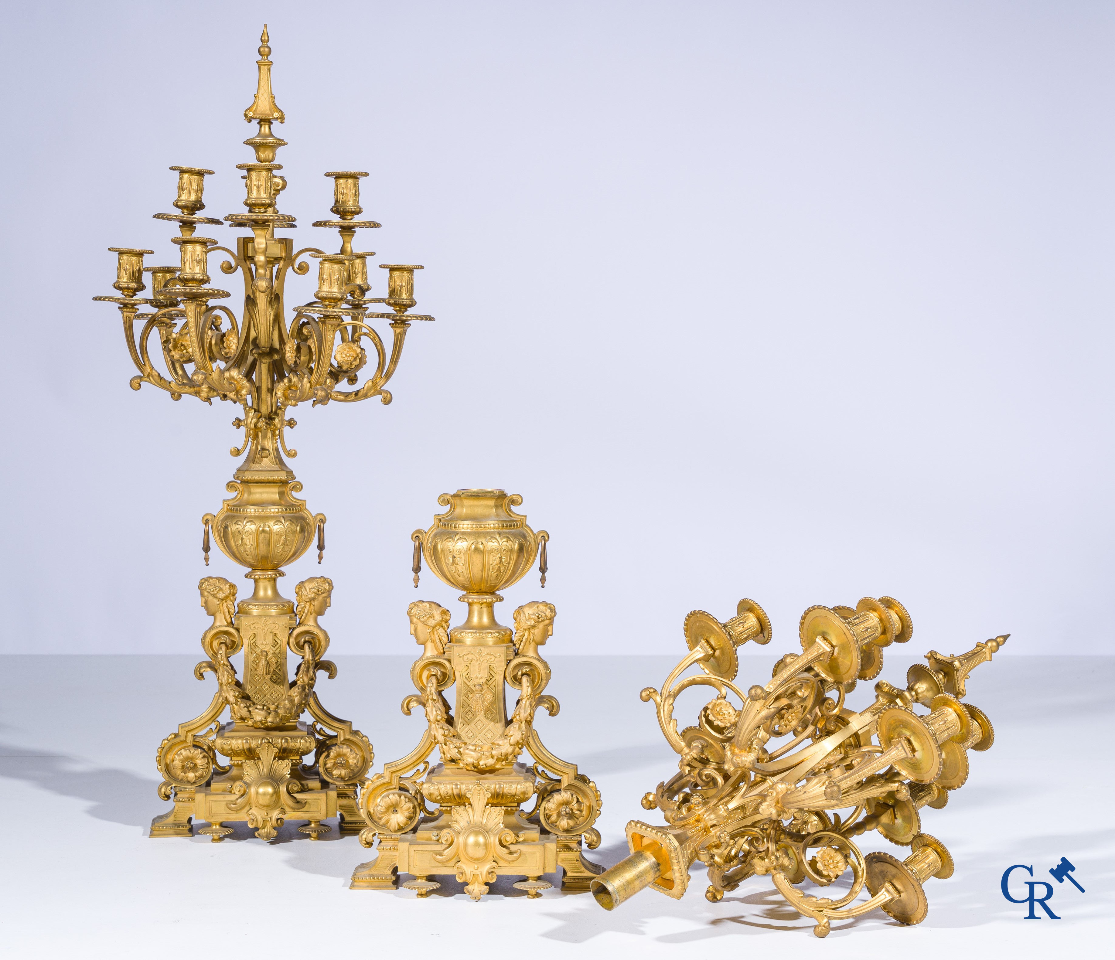 Charpentier & Cie, een imposante 3-delige schouwgarnituur in LXVI-stijl. Napoleon III-periode.