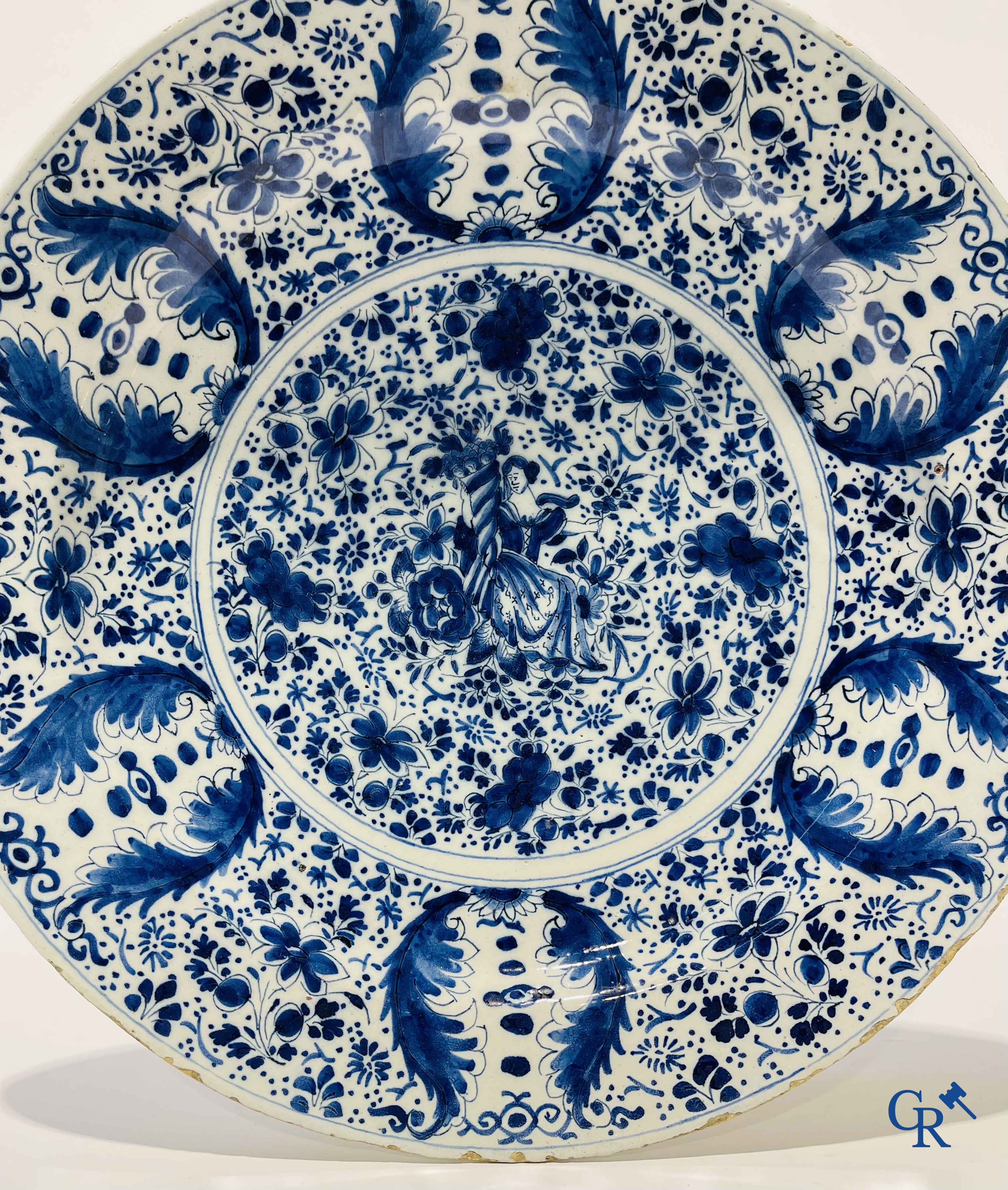 2 grands plats en faience de Delft et une lanterne en cuivre. XVIIIe siècle.