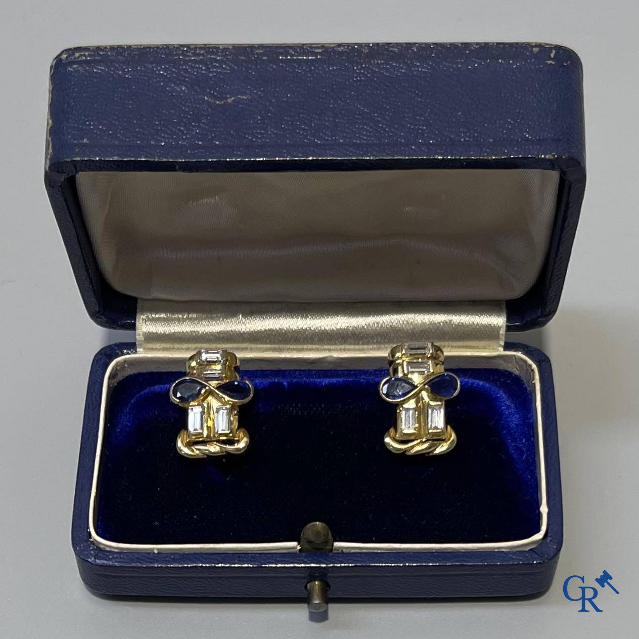 Bijoux, une paire de boucles d'oreilles en or 750°/00 sertie de diamants et de saphir.