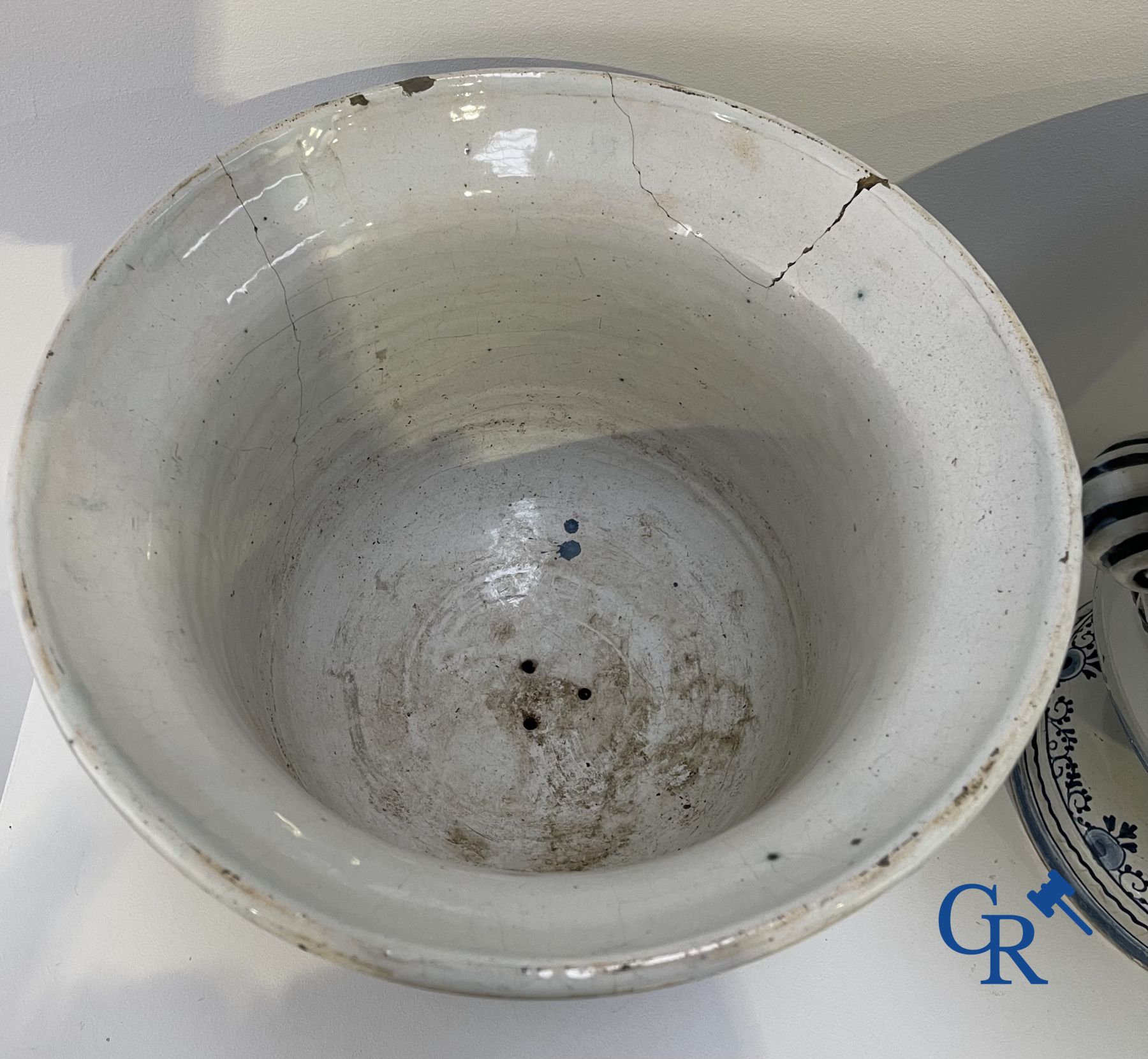 Delft : 11 pièces en faïence bleu et blanc aux décors différents. XVIIe - XVIIIe siècle.