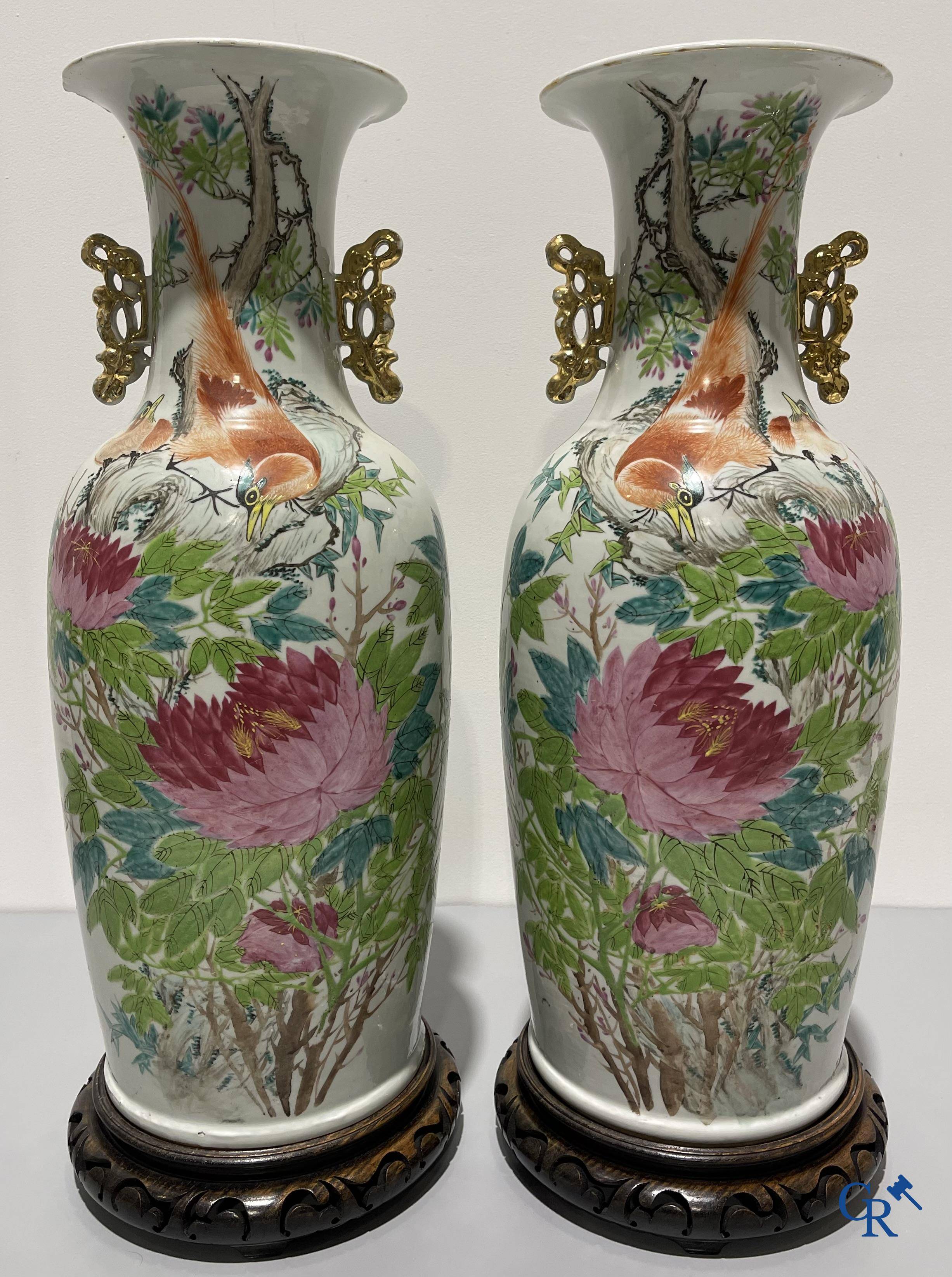 Art Asiatique, porcelaine chinoise. Une paire de vases chinois avec calligraphie.