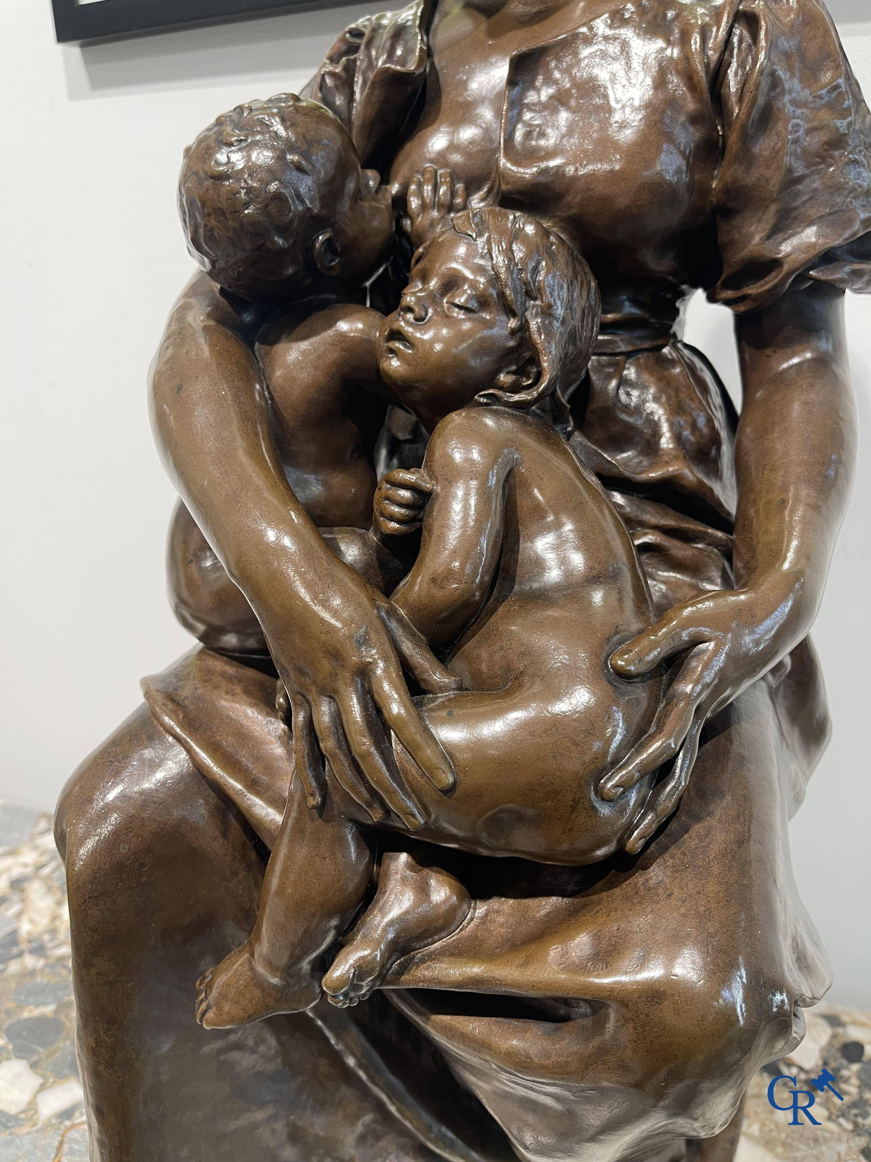 Paul Dubois (1829-1905) Maternité, Bronzen beeld met stempel A. Collas en gieterij F. Barbedienne.