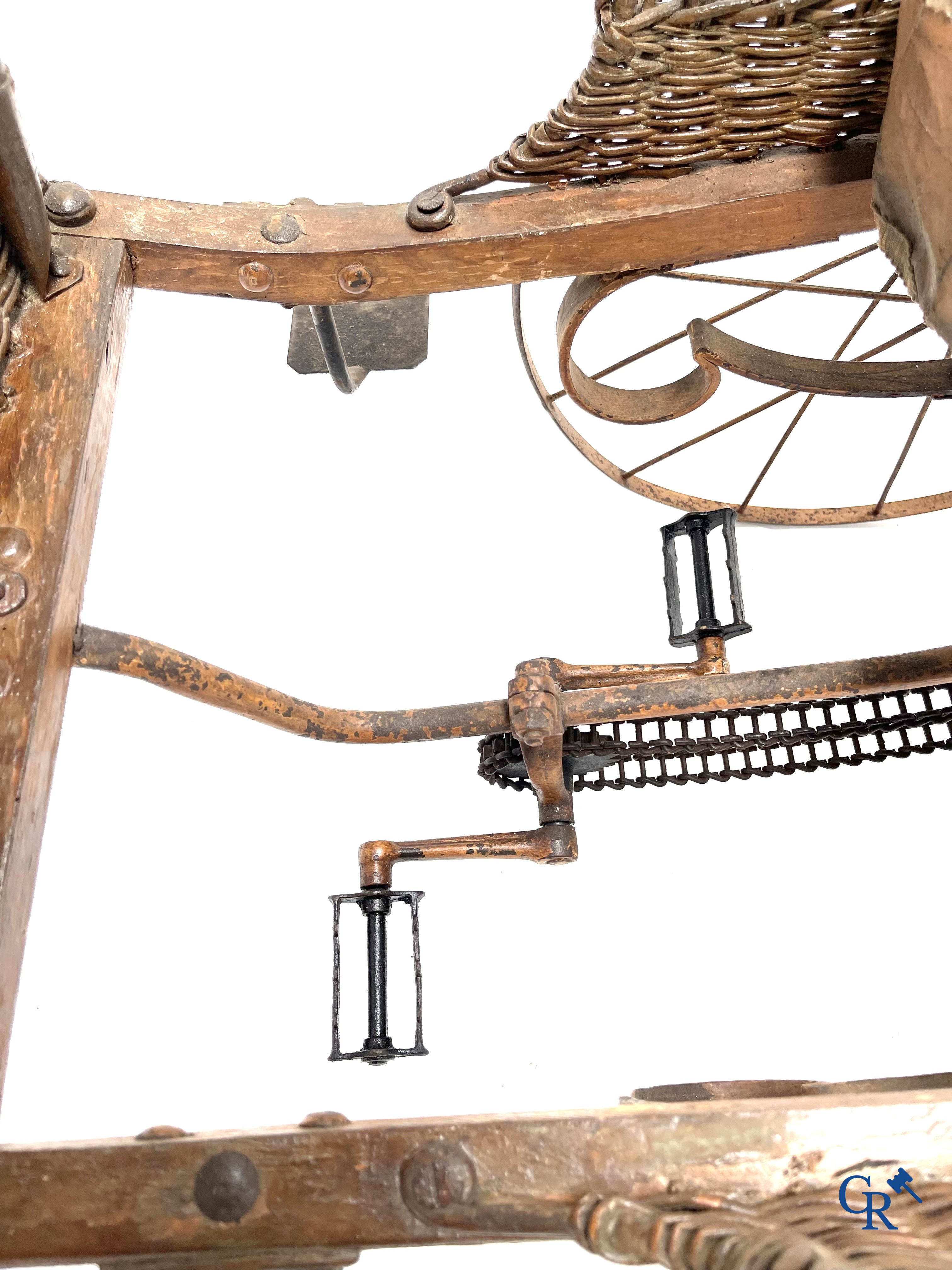 Zeldzame mechanische kinderkar in gevlochten riet en beschilderd metaal ontworpen door Peugeot. Circa 1900.