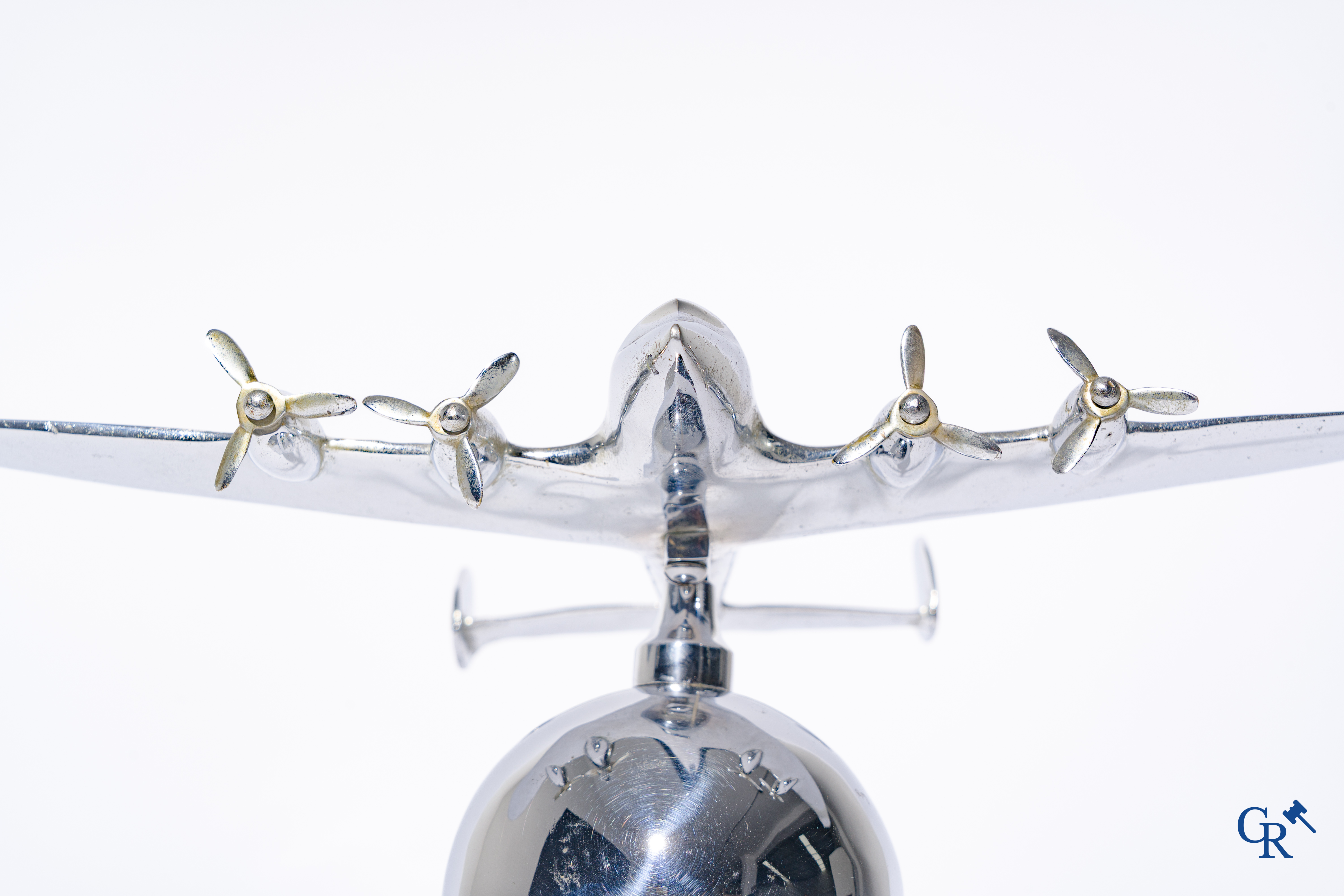 Art Deco, een 30'er jaren bureaumodel van een vliegtuig in verchroomd brons gemonteerd op standaard.