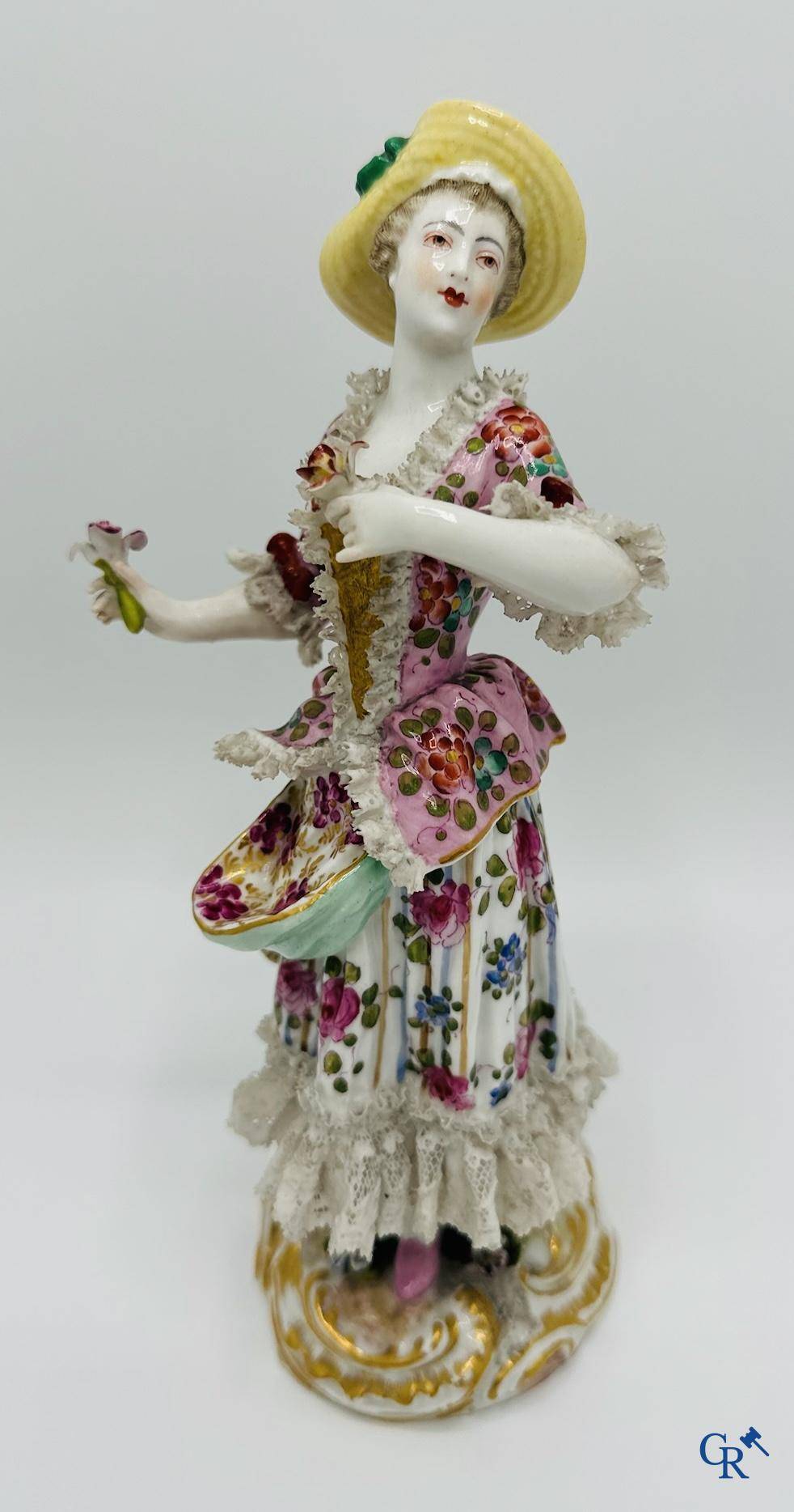 Porcelaine: 3 groupes en porcelaine polychrome dans le gout de Meissen. 19 ème.