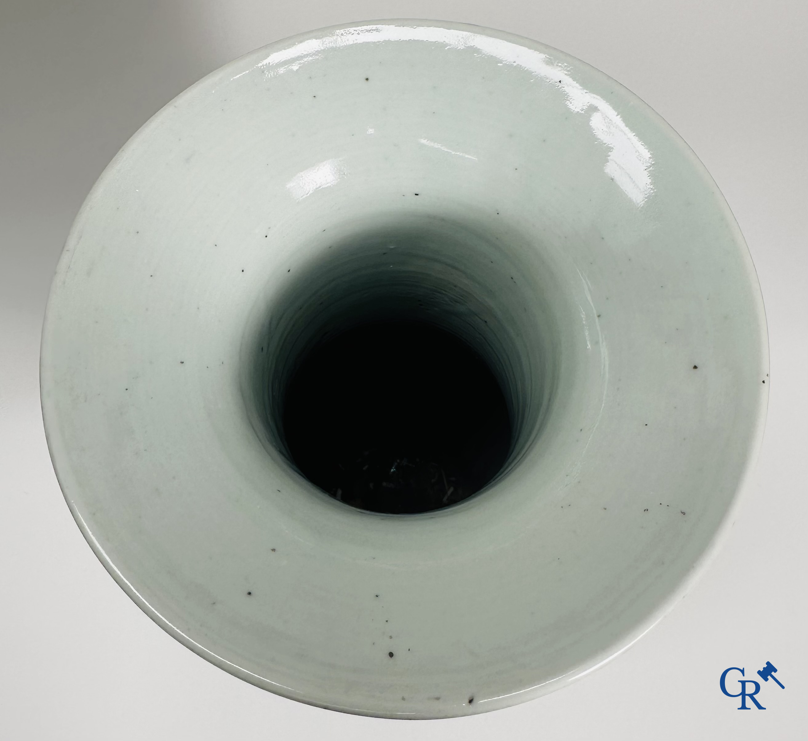 Chinees Porselein: Chinese vaas met een dubbel decor van personages en antiquiteiten.