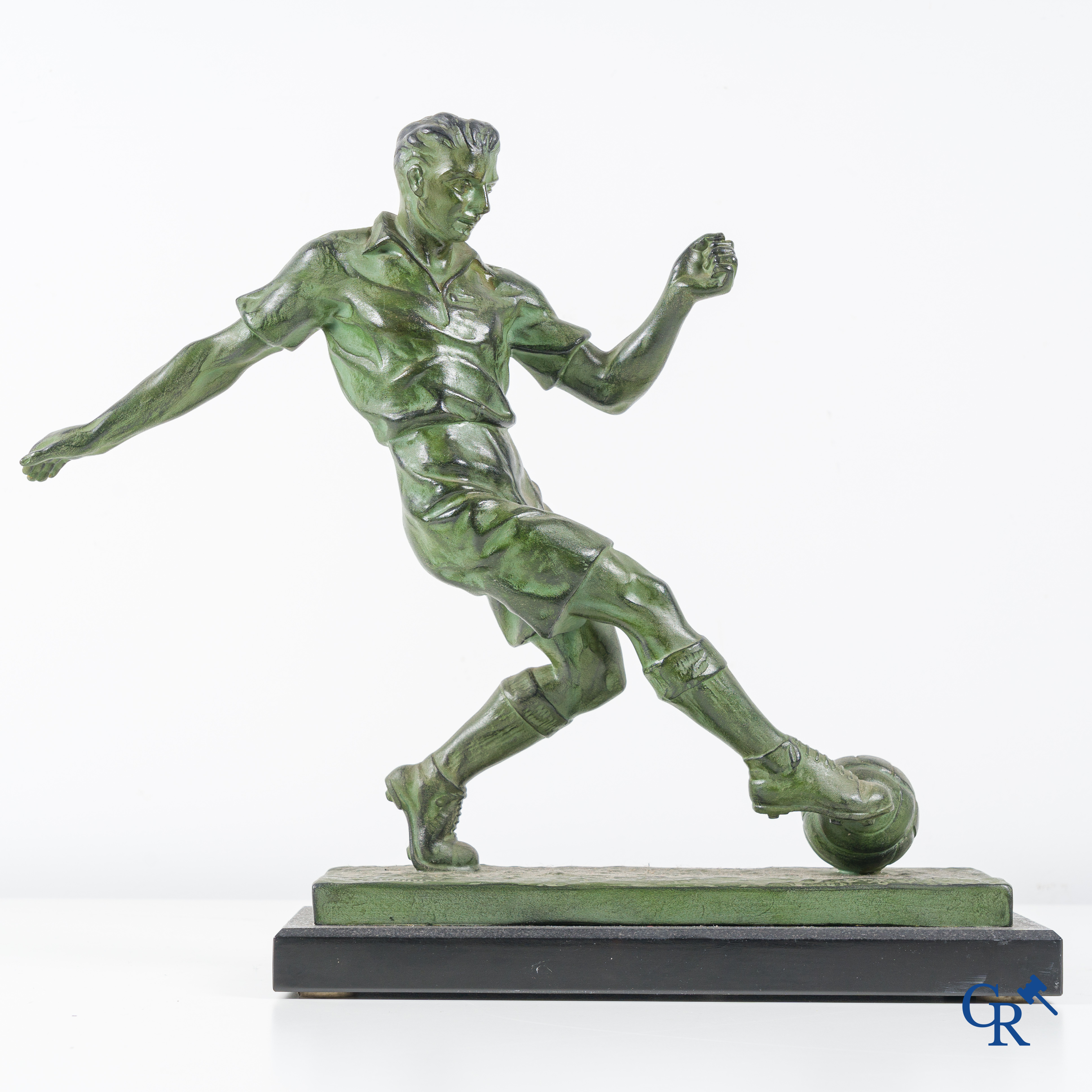 Raymond Tschudin (1916-1998) "De voetballer" Art deco sculptuur in groen gepatineerde kunstbrons. Circa 1940.