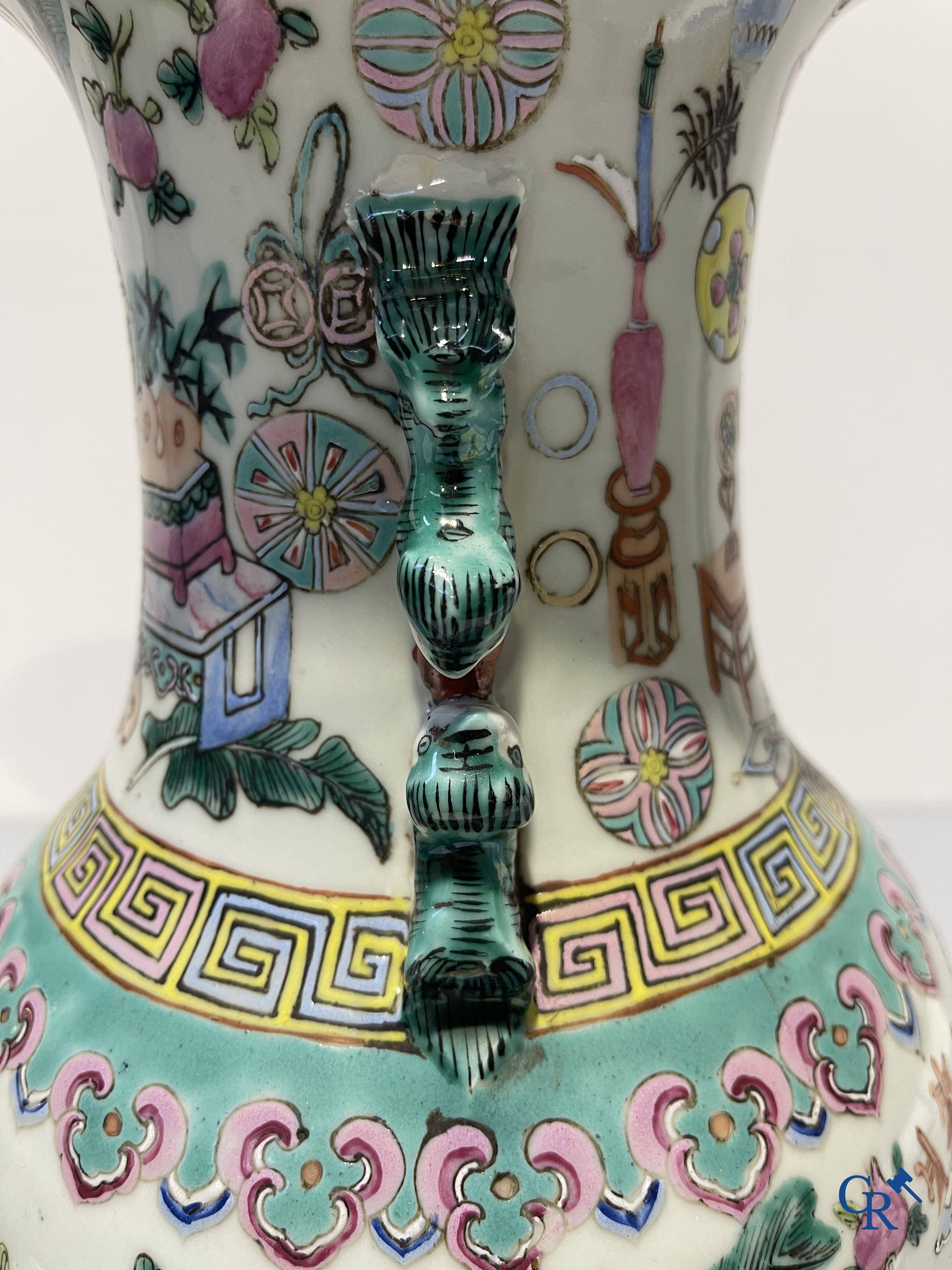 Art Asiatique, porcelaine chinoise. Une paire de vases chinois avec un décor d'antiquités. 19ème siècle.