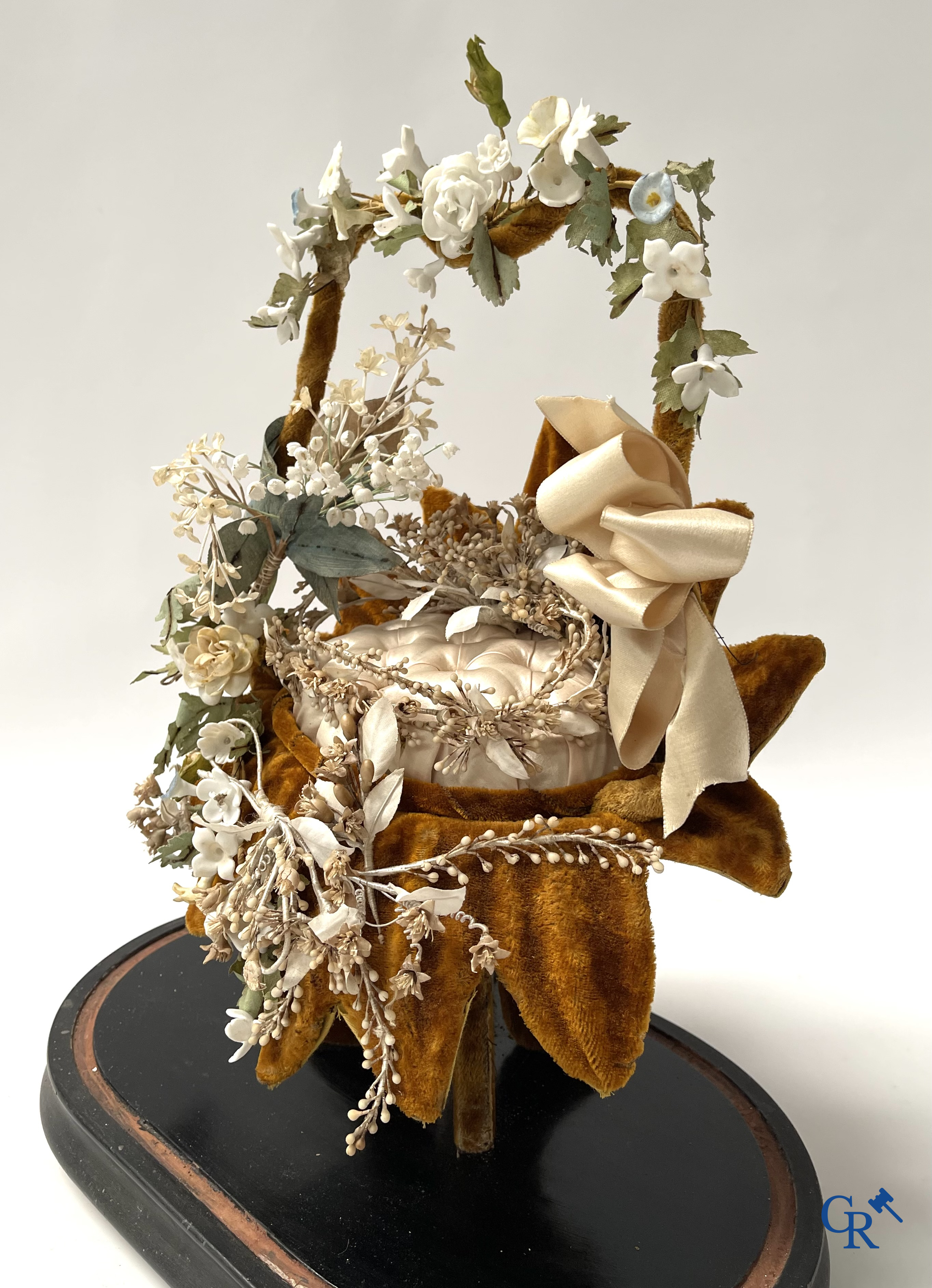 2 exceptional globes in glass with a wedding bouquet in basket shape, decorated with flowers in fine porcelain. Circa 1900.