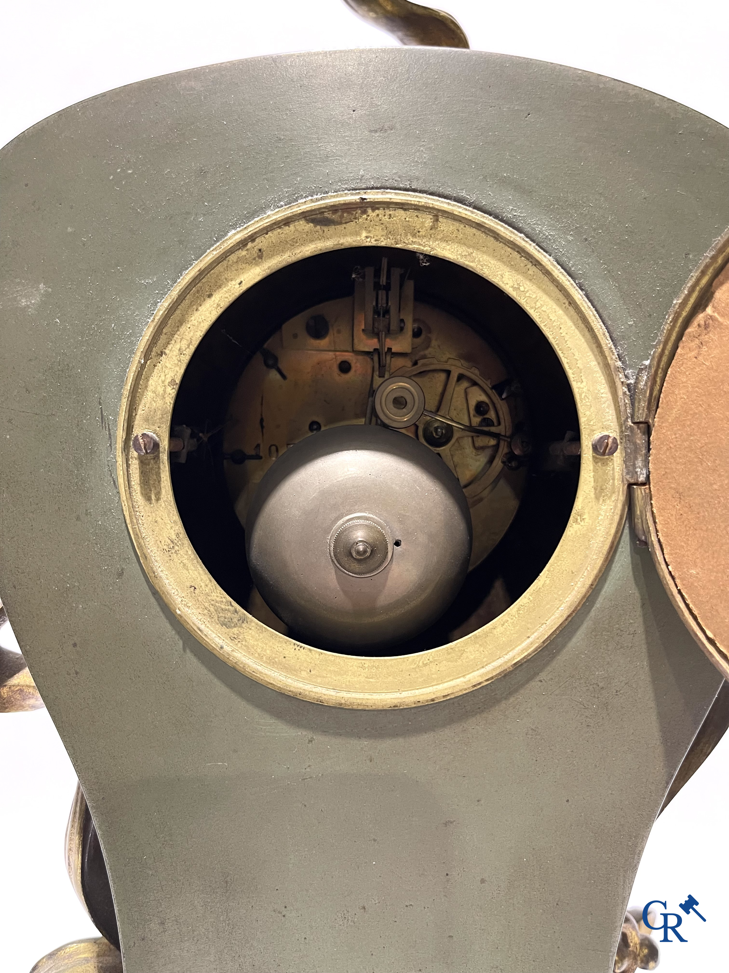 Art Nouveau, een 3-delige bronzen schouwgarnituur in Jugendstil. Circa 1900.