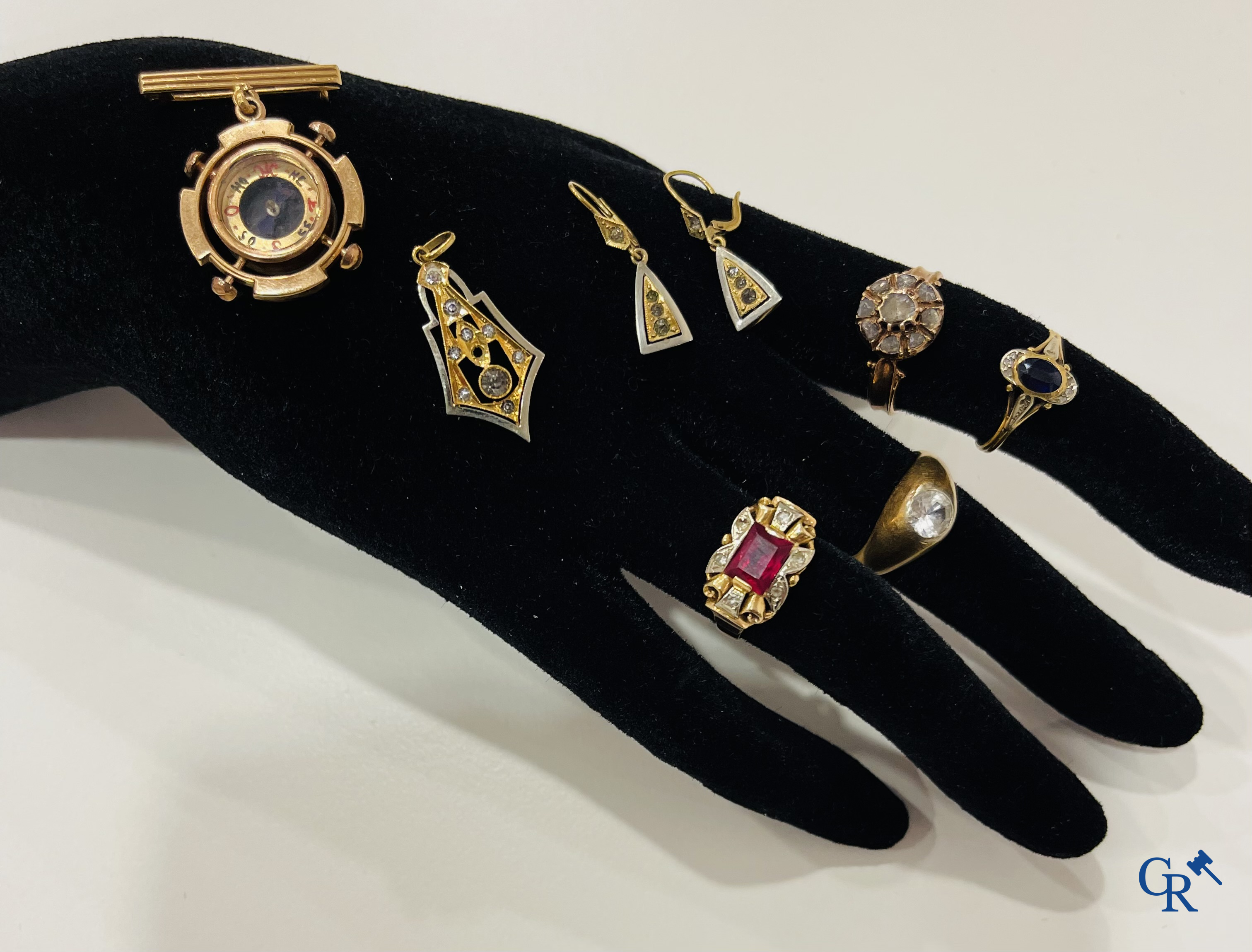 Bijoux, un lot de bijoux en or 750°/00, 1 bague sertie de 9 diamants taille ancienne et d'autres avec des imitations de diamants.