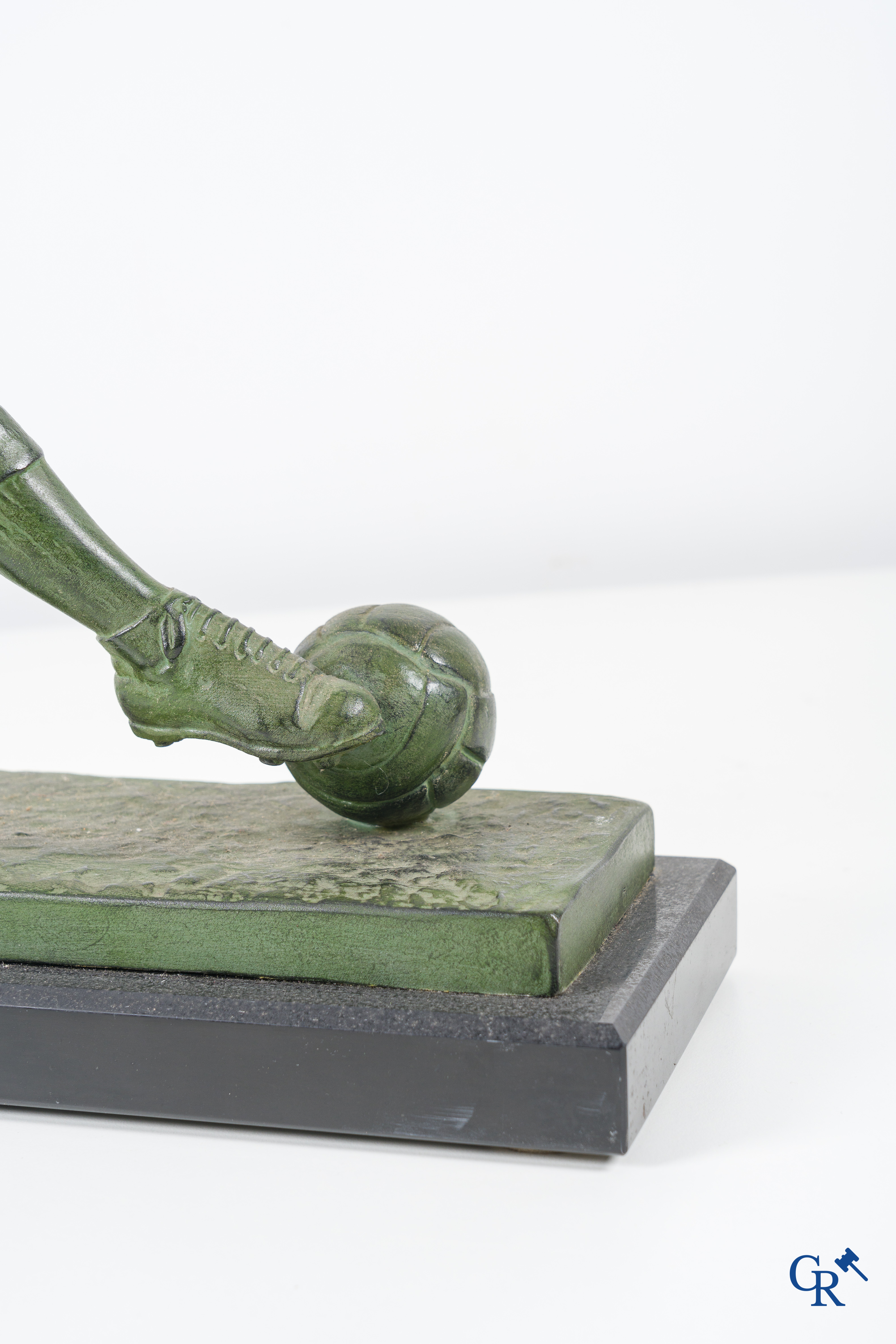 Raymond Tschudin (1916-1998) "De voetballer" Art deco sculptuur in groen gepatineerde kunstbrons. Circa 1940.